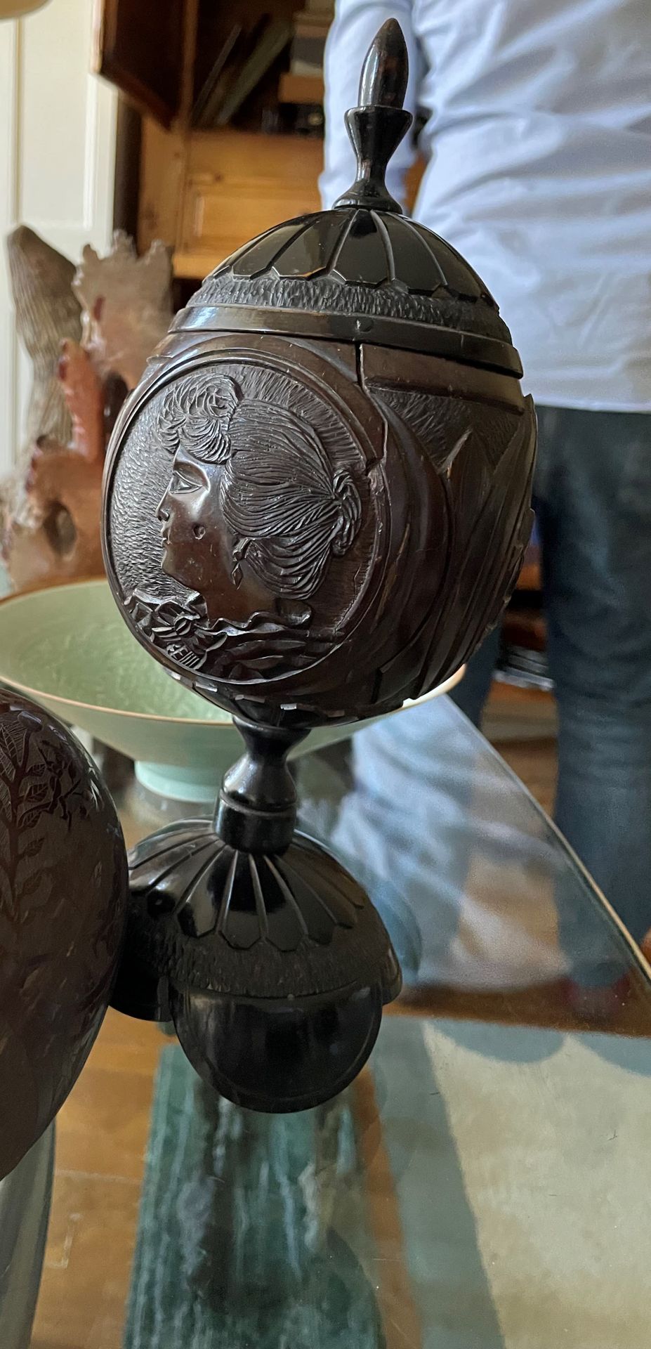Null 雕刻的椰子
安装在基座上的碗里
雕刻着一个女人的轮廓
H.28厘米