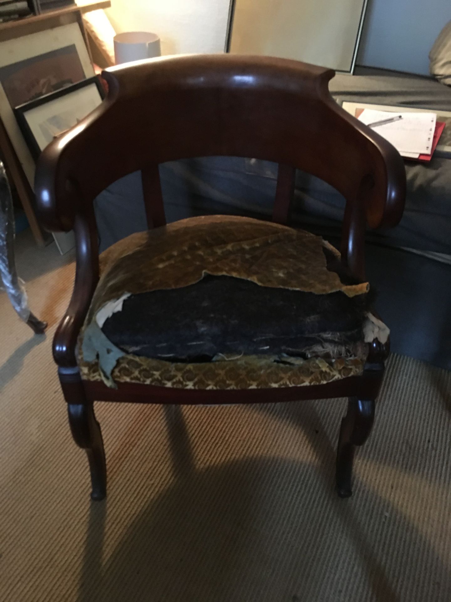 Null 书桌扶手椅
桃花心木和桃花心木贴面，带状椅背在前面的托架上，后面的马刀
路易-菲利普时期