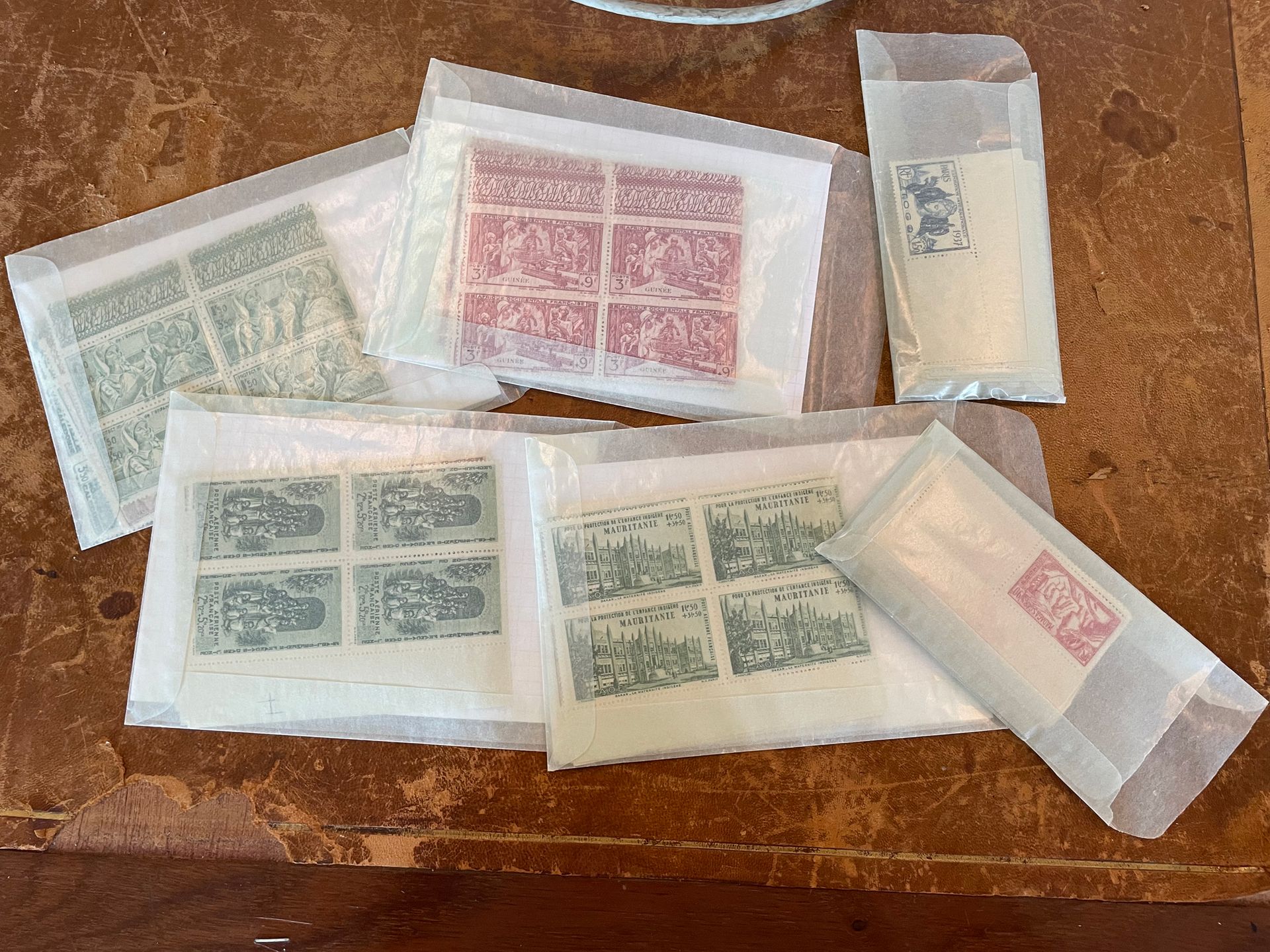 Null 
这批重要的邮票包括:



4本法国小册子+殖民系列**，包括4块和8块的儿童保护+革命150周年纪念+1937年巴黎世博会+4块的皮埃尔和玛丽-居&hellip;