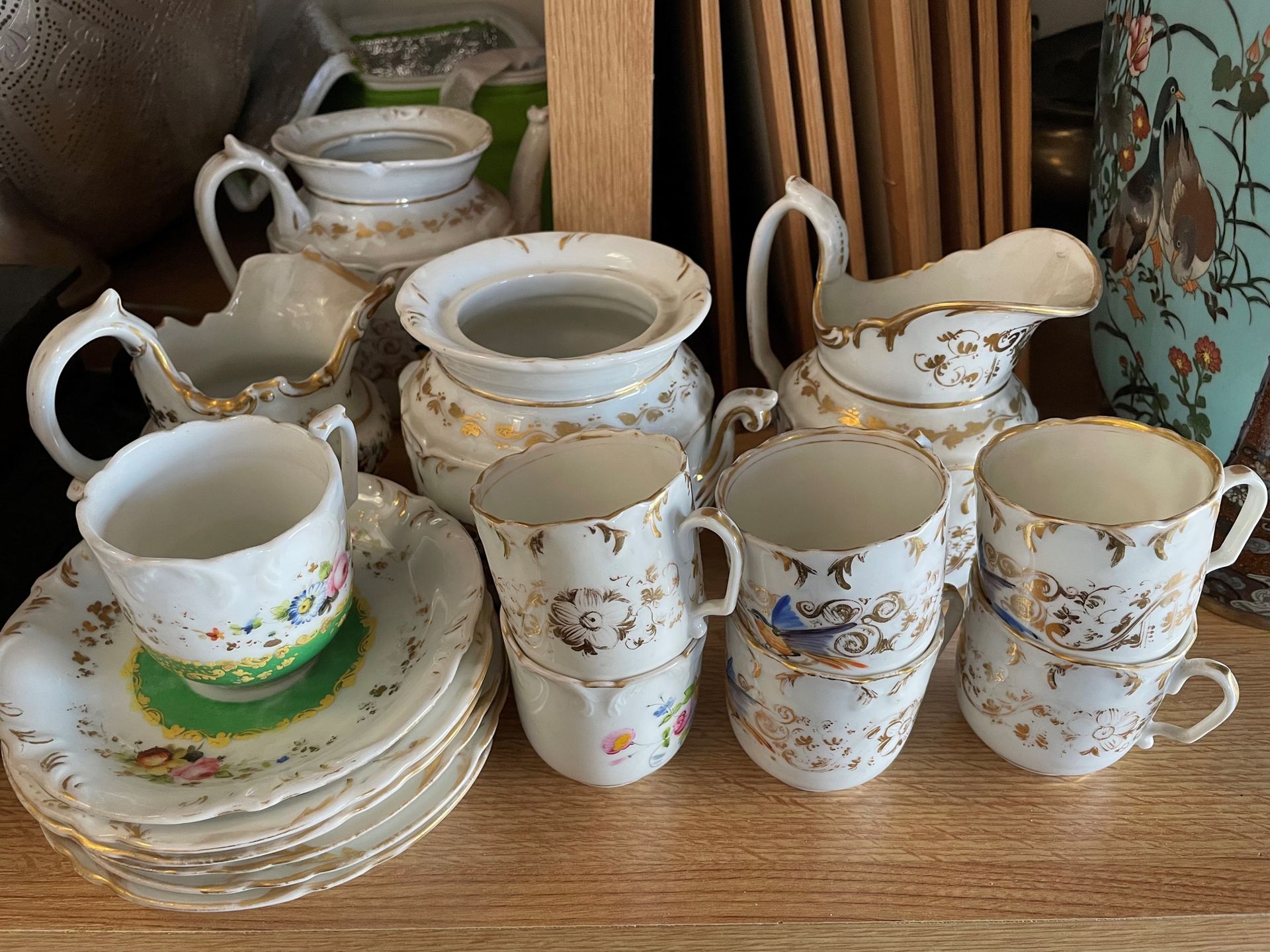 Null 部分茶具
多彩瓷器
饰有花和鸟，包括：
一个牛奶壶，一个茶壶，一个糖碗，6个杯子和5个茶托（一个茶托损坏）
塞夫勒风格的部分茶具
多彩瓷器
饰有花和鸟&hellip;