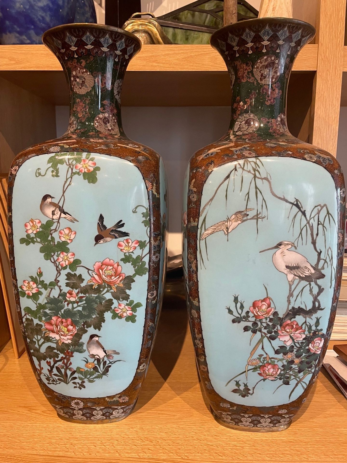 JAPON, époque Meiji (1868-1912) Coppia di vasi cloisonné
Con riserva di uccelli
&hellip;