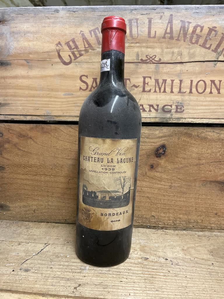 Null 1 Blle (red) Grand vin Château La Lagune, 1939
Ludon
颈部底部水平，标签湿润和撕裂（原样）。