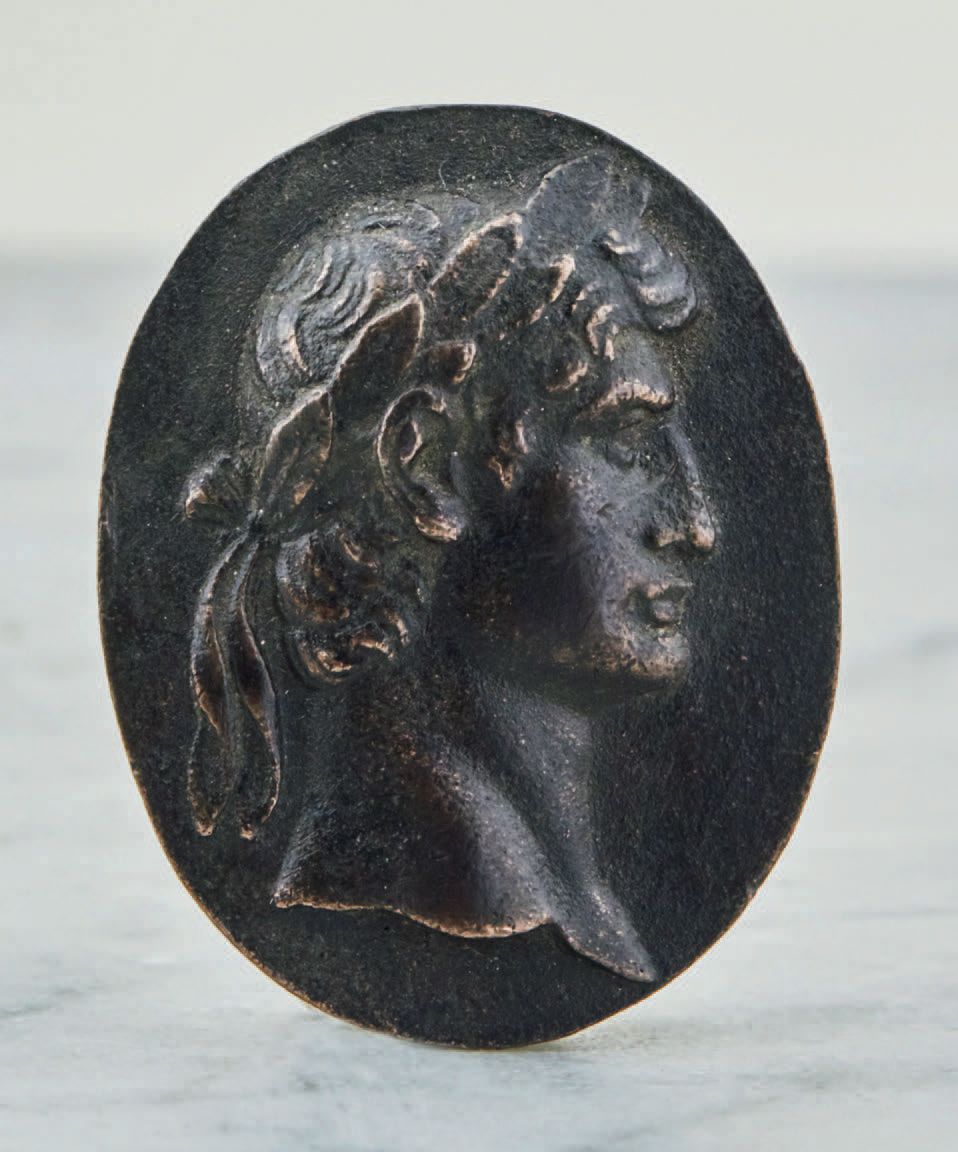 Null Plaquette ovale en bronze à patine noire représentant le profil droit d'Aug&hellip;
