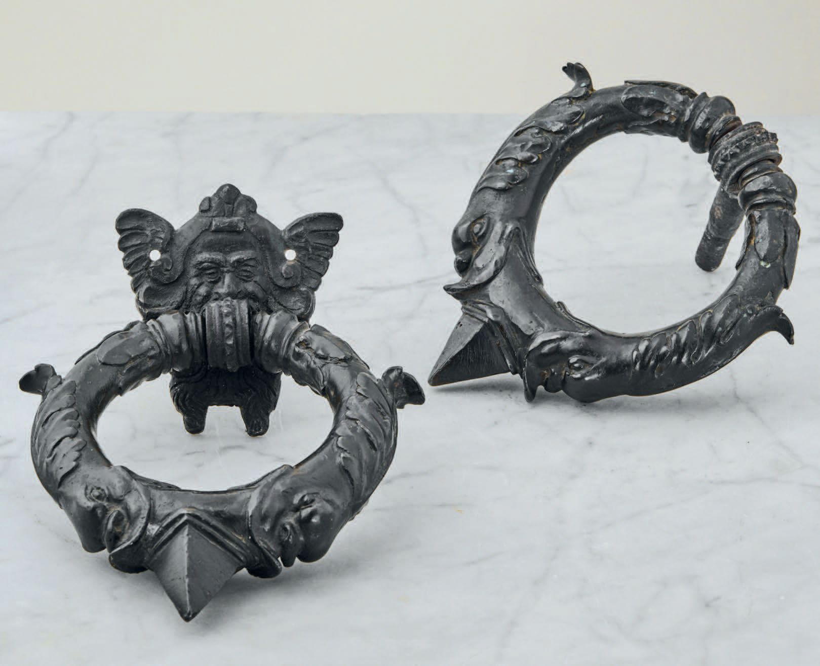 Null Paire de heurtoirs en bronze en forme d'anneau à décor de dauphins au corps&hellip;