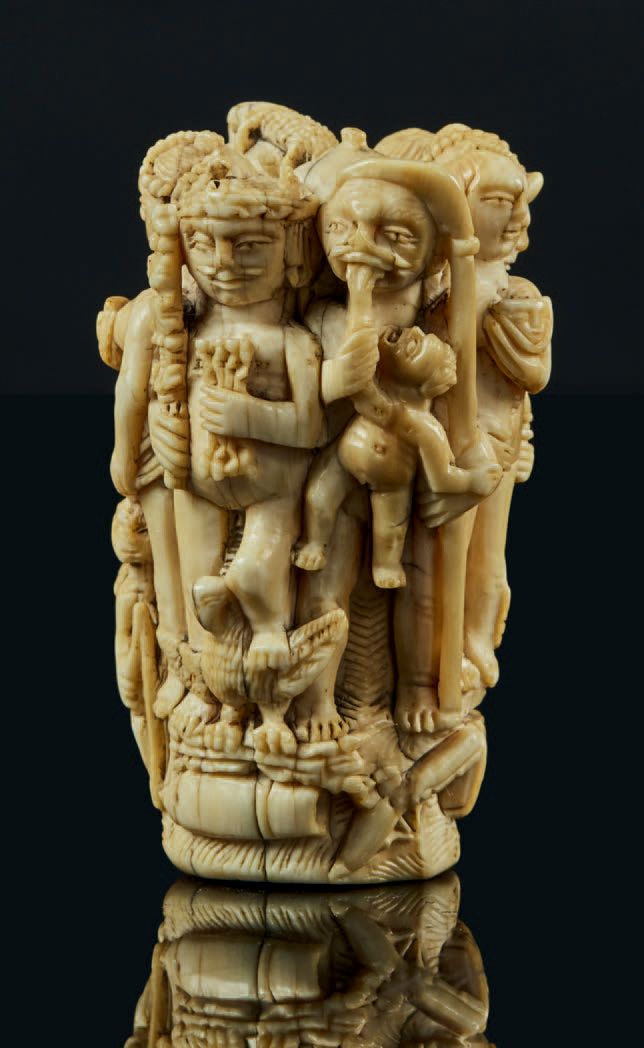 Null 
Important pommeau en ivoire marin sculpté en ronde-bosse représentant sept&hellip;