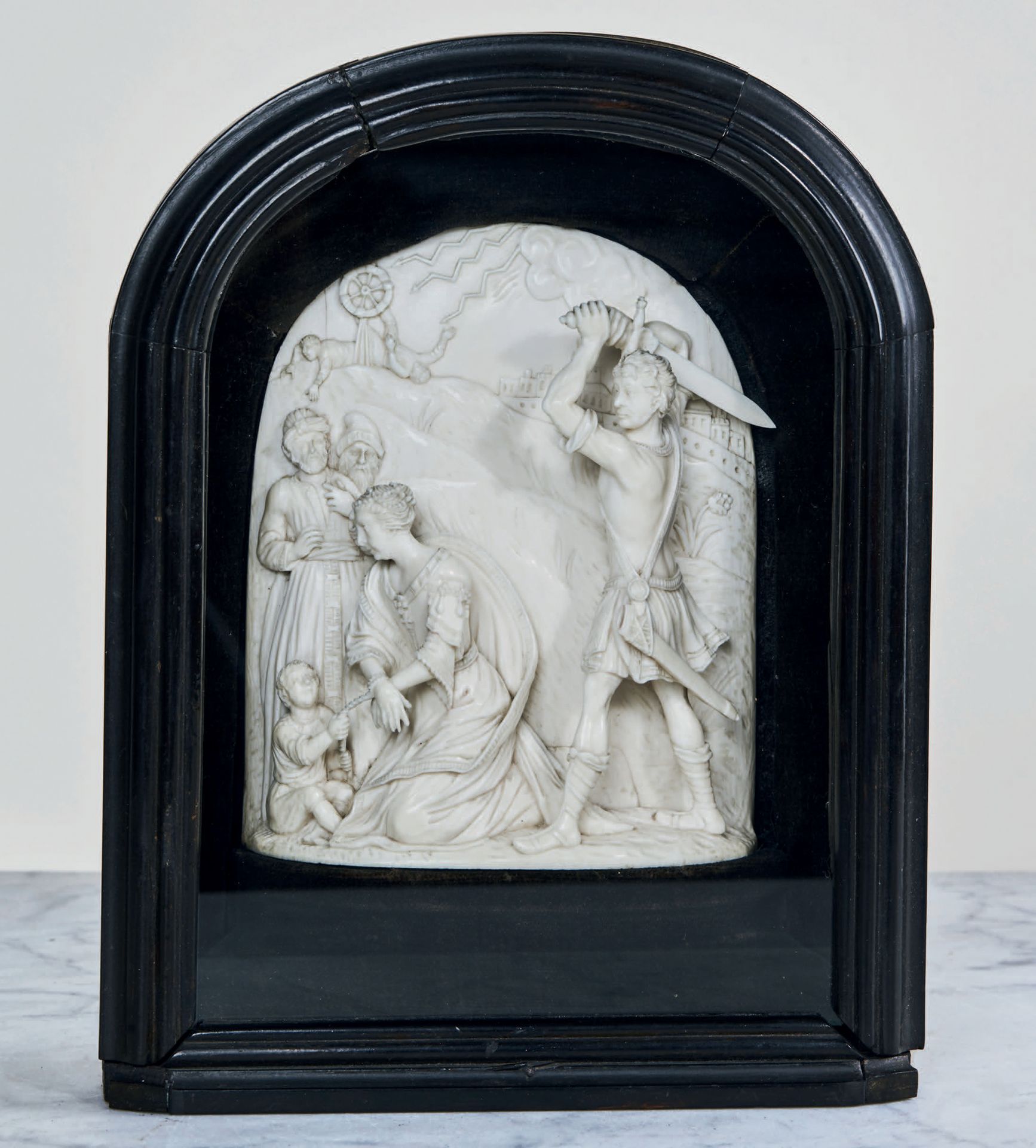 Null Plaque cintrée en ivoire sculpté en fort relief représentant le martyre de &hellip;