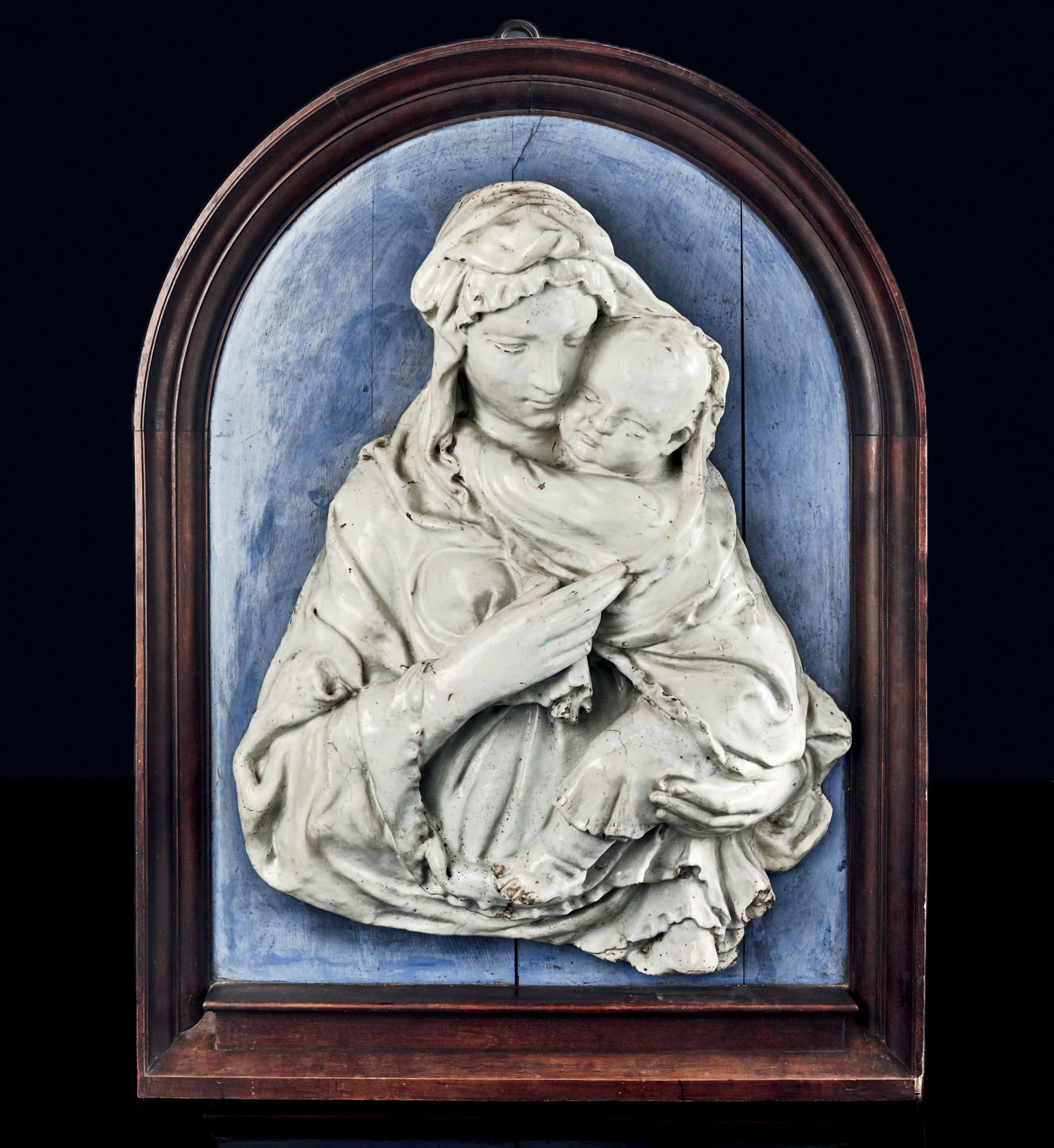 Null Vierge à l'Enfant en terre cuite émaillée blanc en fort relief. La Vierge e&hellip;