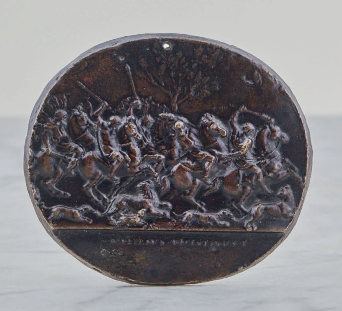 Plaquette ovale en bronze à patine brune représentant une Chasse au lion menée p&hellip;
