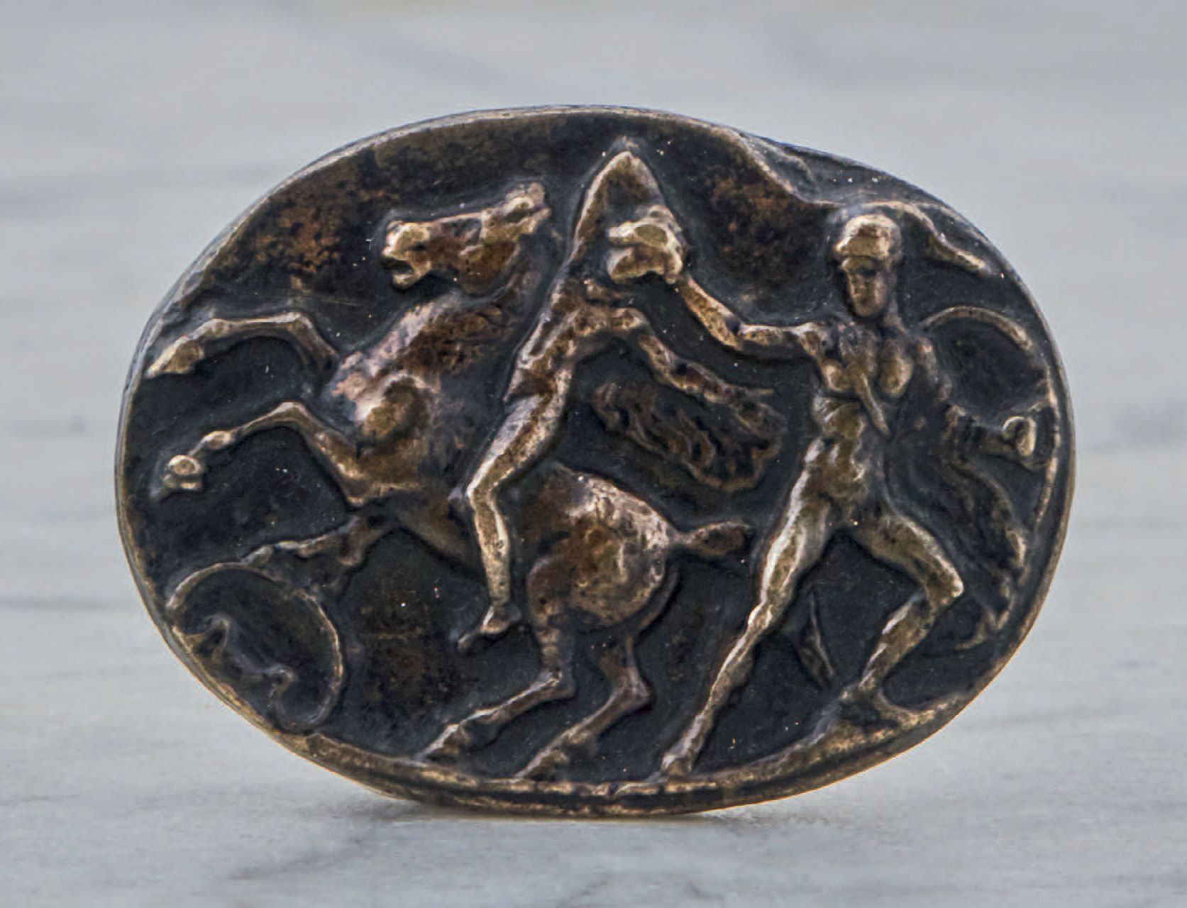 Null Plaquette ovale en bronze à patine brune représentant Timeter et Turnus (ou&hellip;