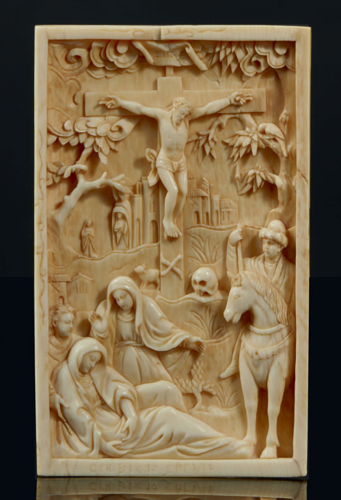 Null 
Plaquette en ivoire sculpté en fort relief représentant la Crucifixion. Da&hellip;