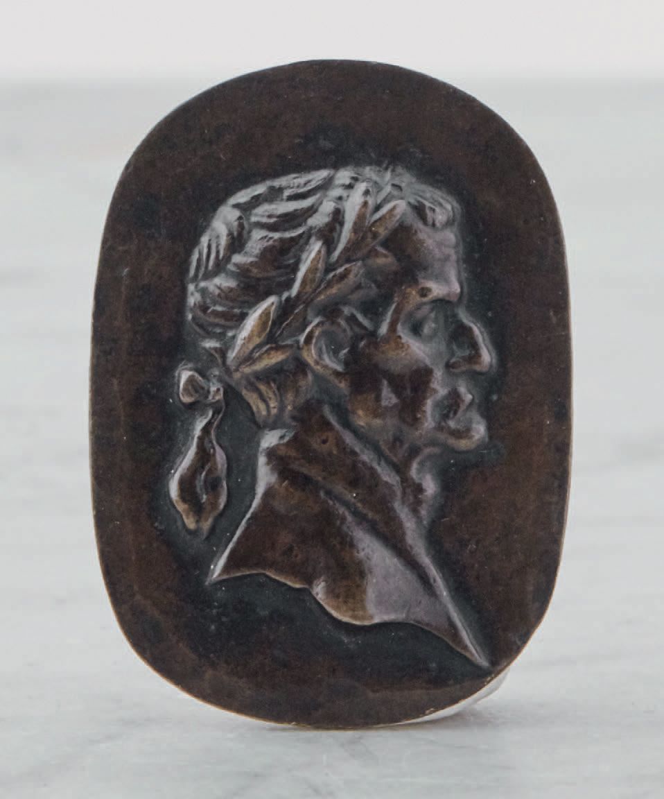 Null Plaquette en bronze à patine chocolat représentant le profil droit d'un emp&hellip;