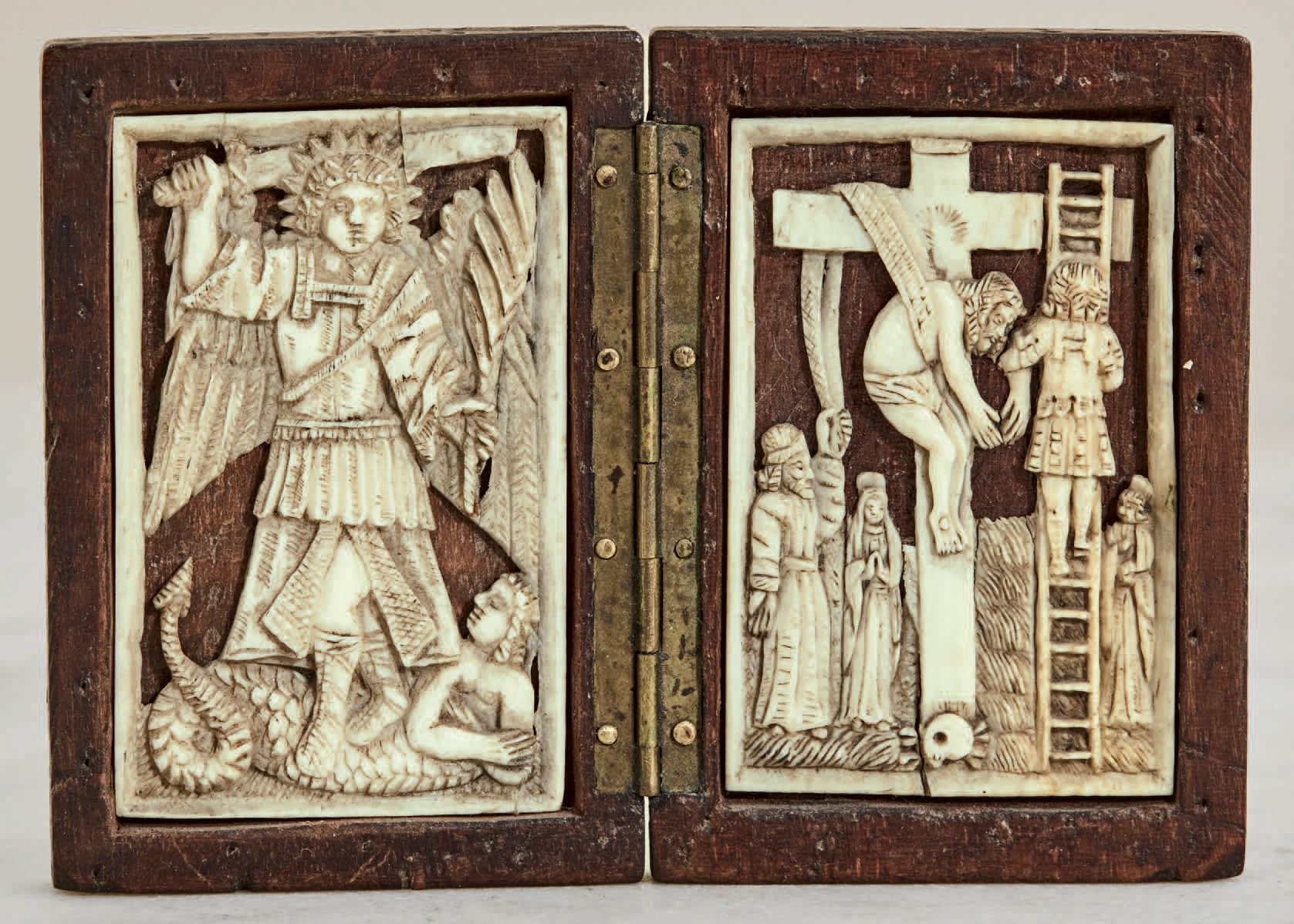 Null 
精雕细琢的小型象牙二联画，左边是天使长圣米迦勒屠龙，右边是耶稣从十字架上下来。



西班牙，16世纪下半叶



高度：5厘米 - 宽度：3.2厘&hellip;