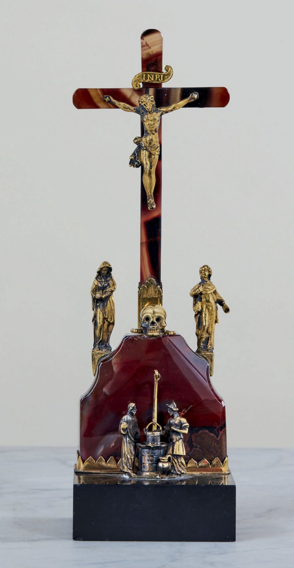 Null Crucifixion en agate et argent doré entre la Vierge et saint Jean, ossement&hellip;