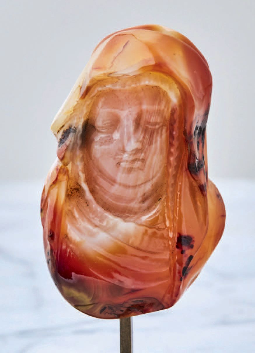 Null Buste de Vierge en calcédoine sculptée en ronde-bosse. Visage aux yeux entr&hellip;
