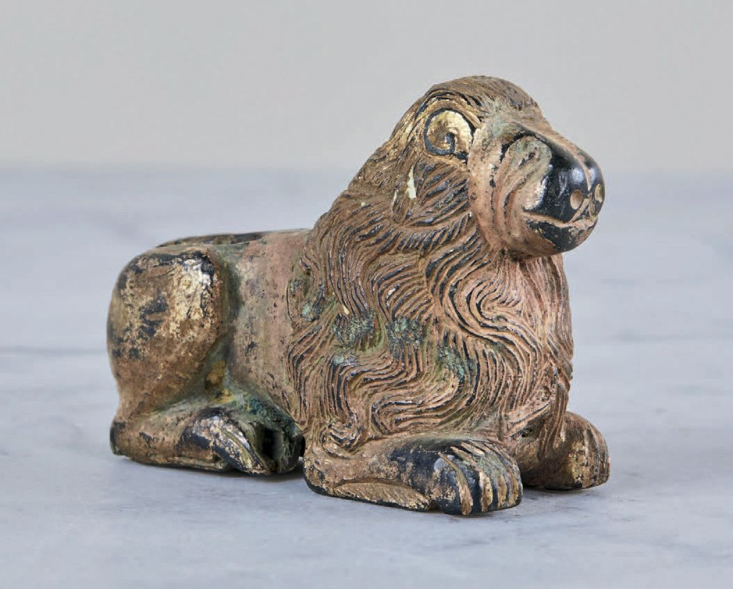 Null Petit lion couché en bronze ciselé et doré, support de châsse, de reliquair&hellip;