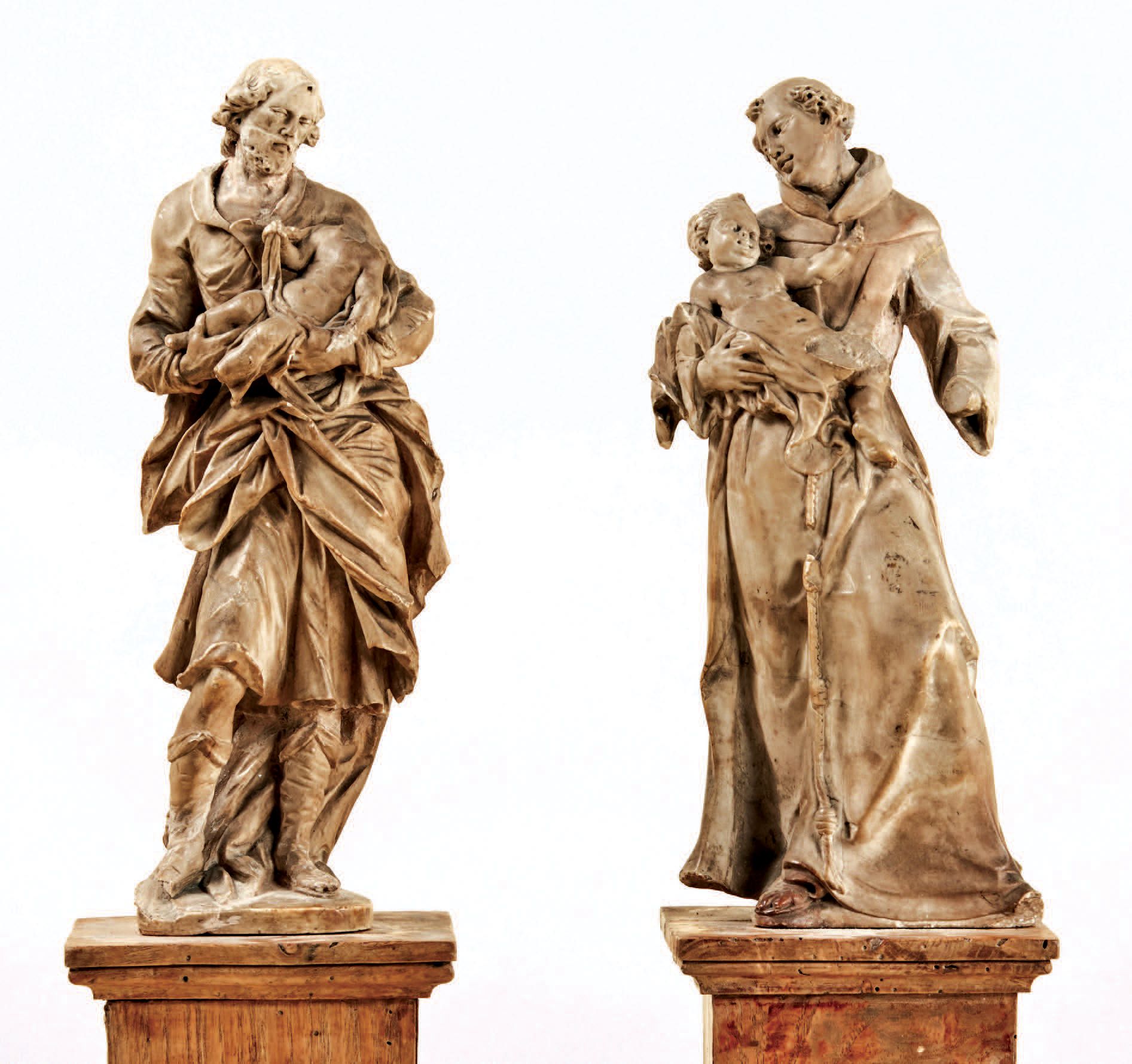 Null Paire de statuettes en albâtre sculpté en ronde-bosse représentant Saint Jo&hellip;