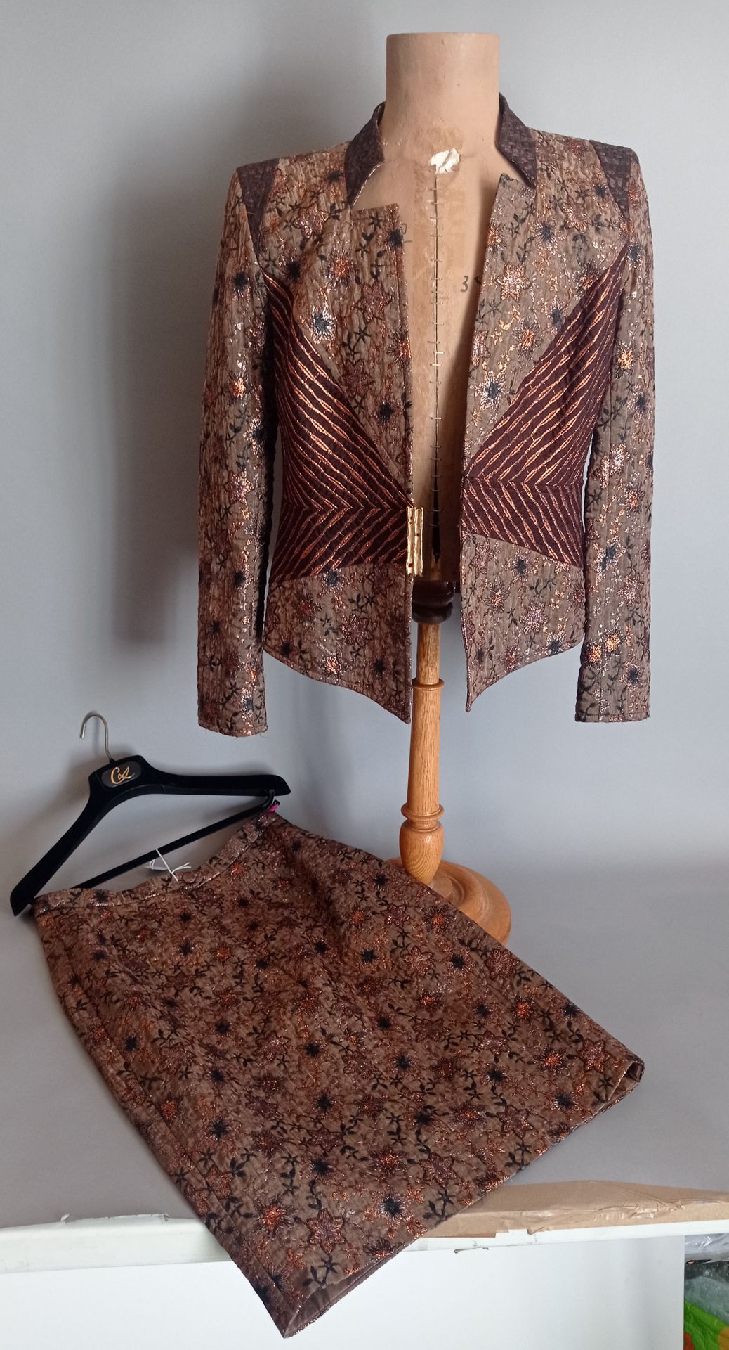 Christian LACROIX Skirt suit in viscose
Size 44