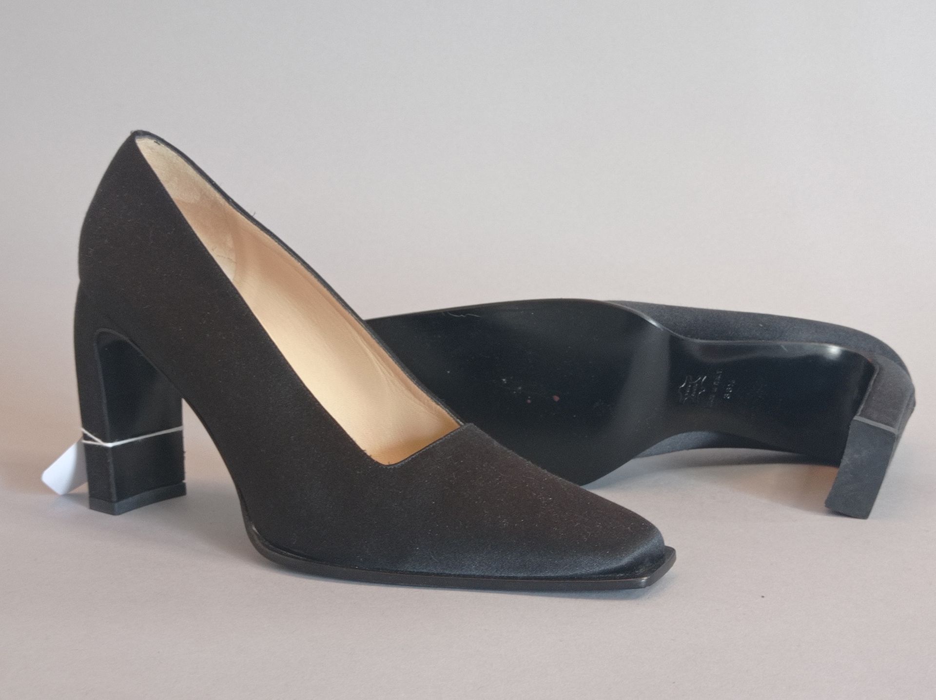 CAREL Paris Par de zapatos de seda negros
Talla 38,5