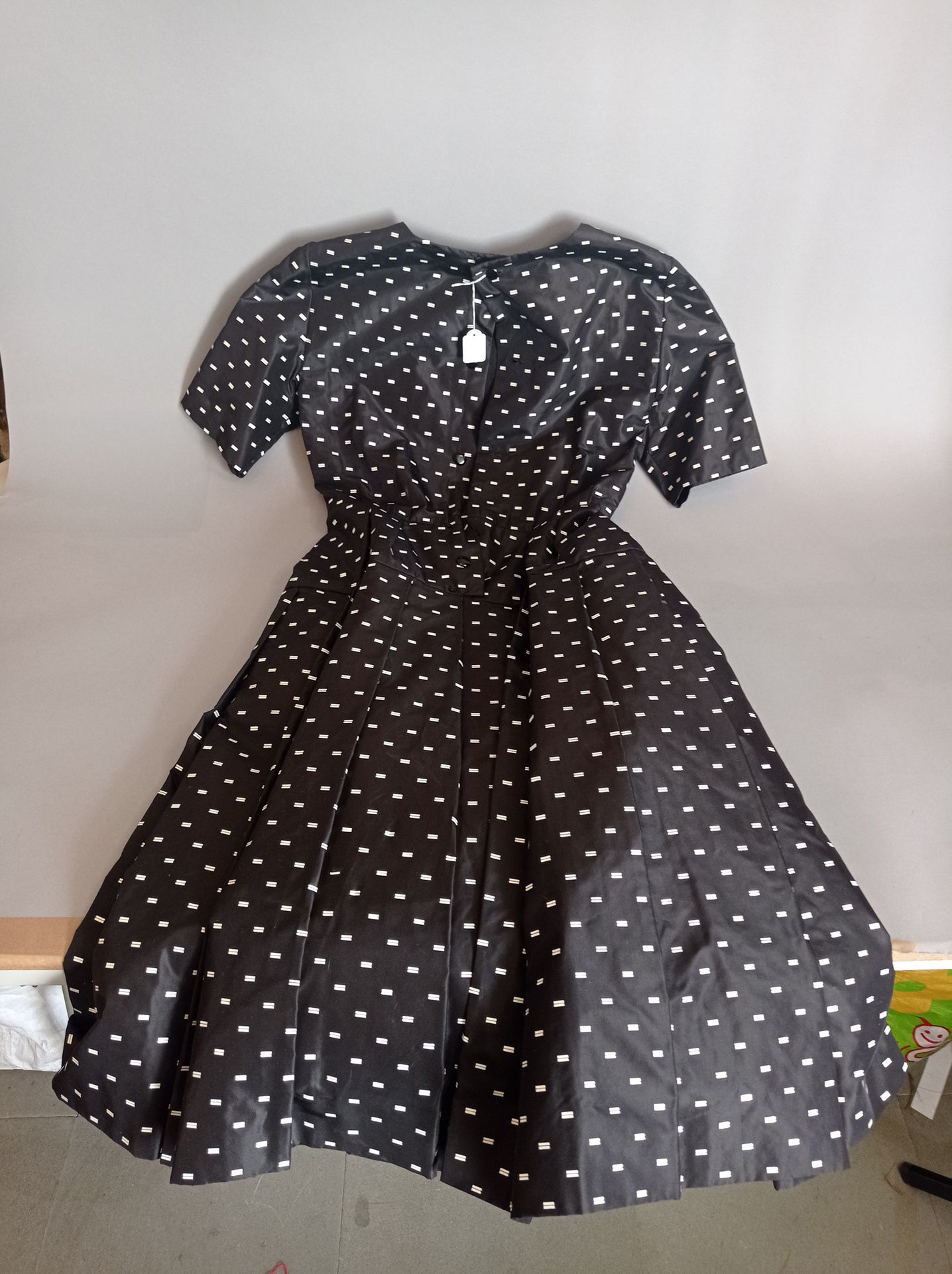 CHRISTIAN DIOR PARIS Frühjahr-Sommer-Kollektion 1987
Schwarzes Kleid mit weißem &hellip;