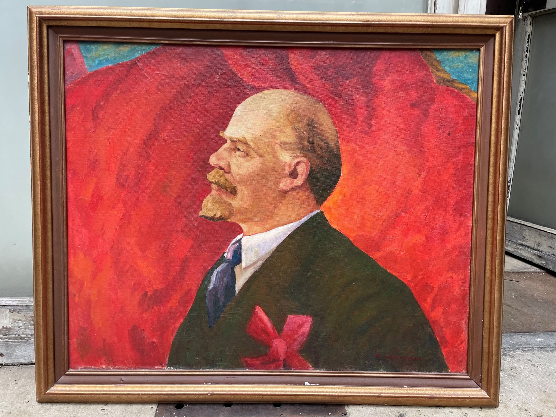 ÉCOLE RUSSE 
Porträt von Lenin

Öl auf Leinwand, signiert

99 x 80 cm