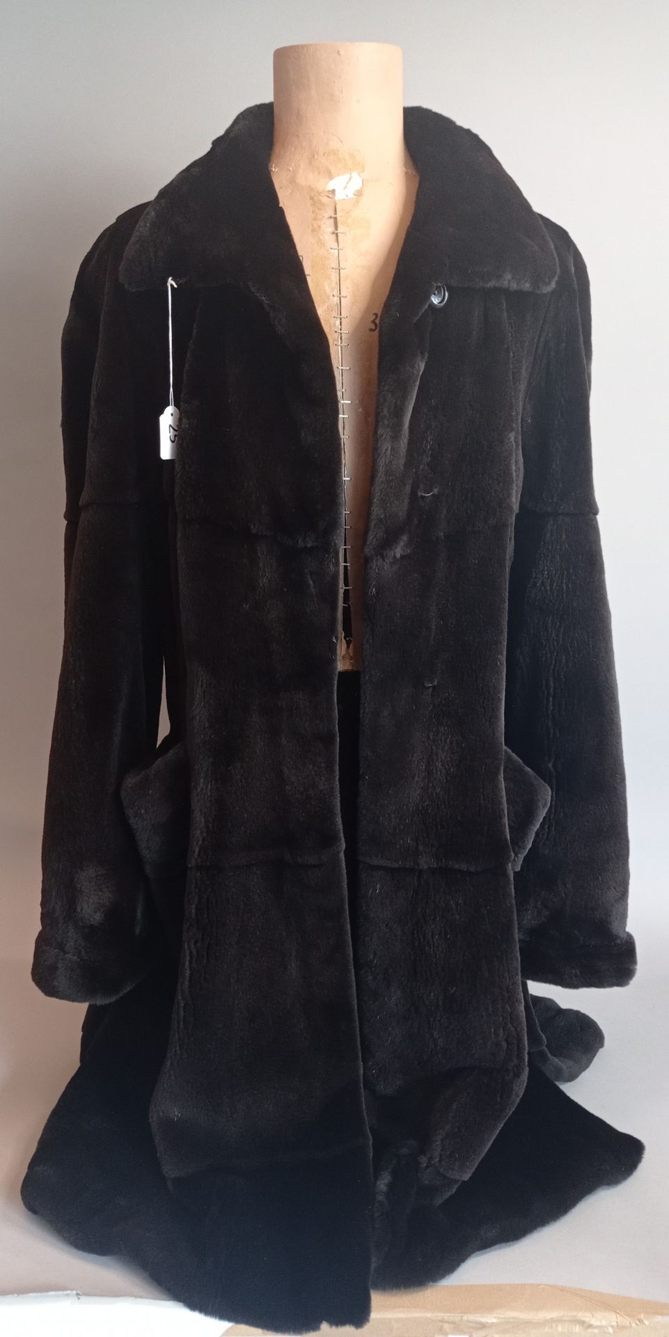 MILADY Langer Mantel mit geschorenem Pelz
Größe 38