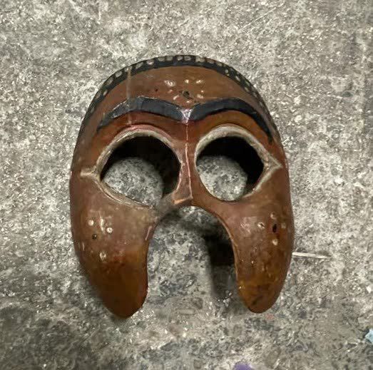 Null 
Halbe Maske aus polychromem Holz



Bali



(Verunglückt)