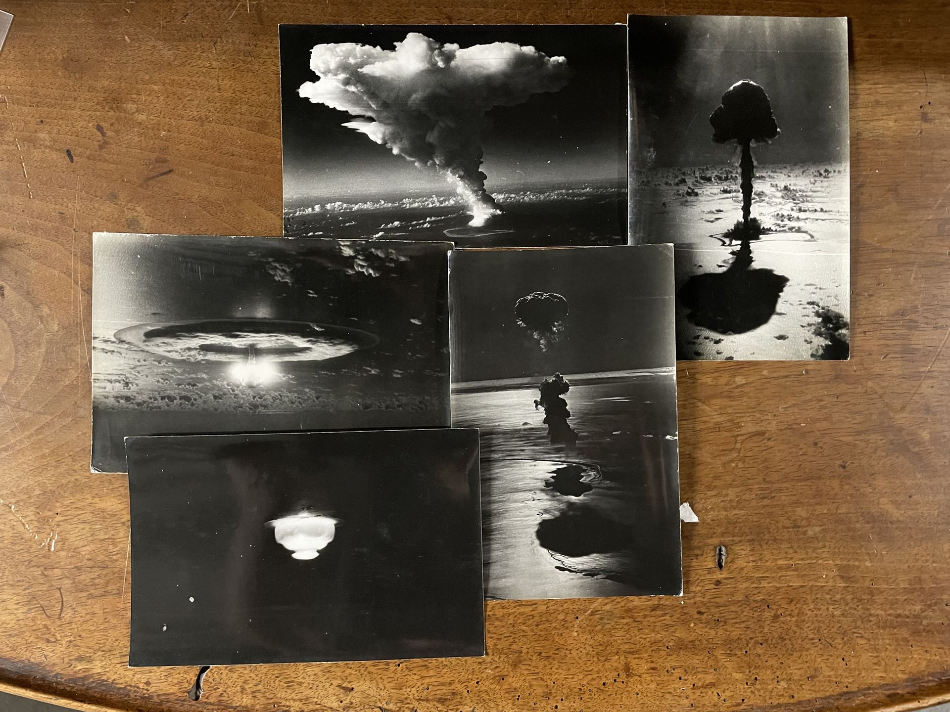 Null 法国空军摄影师
法国在穆鲁罗瓦的核试验，1968年
五张复古的银质印刷品
对页上有手写的标题（2）和日期（2）
中等尺寸：11 x 18 cm
