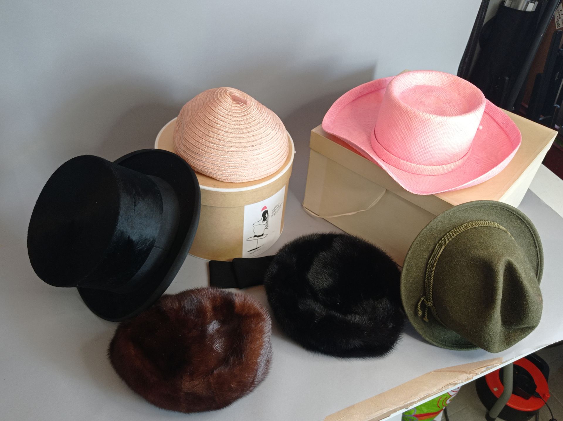 GIVENCHY Paris 粉红色草帽
附：Marie Mercié
帽子和其他两个
染色和磨损