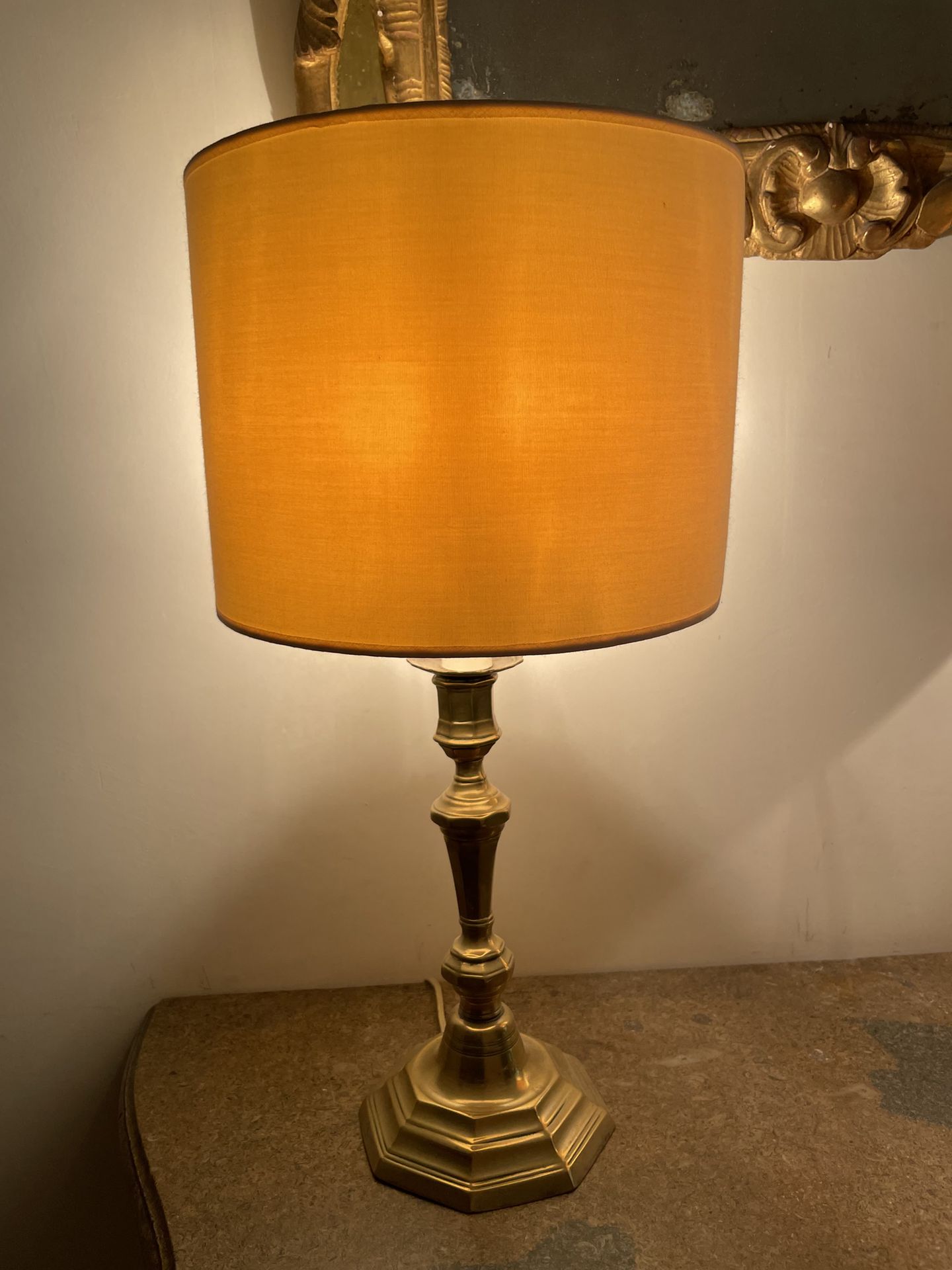 Null Fünf Fackeln, davon ein Paar, montiert als Lampe
Aus Messing
H. 25,5 cm