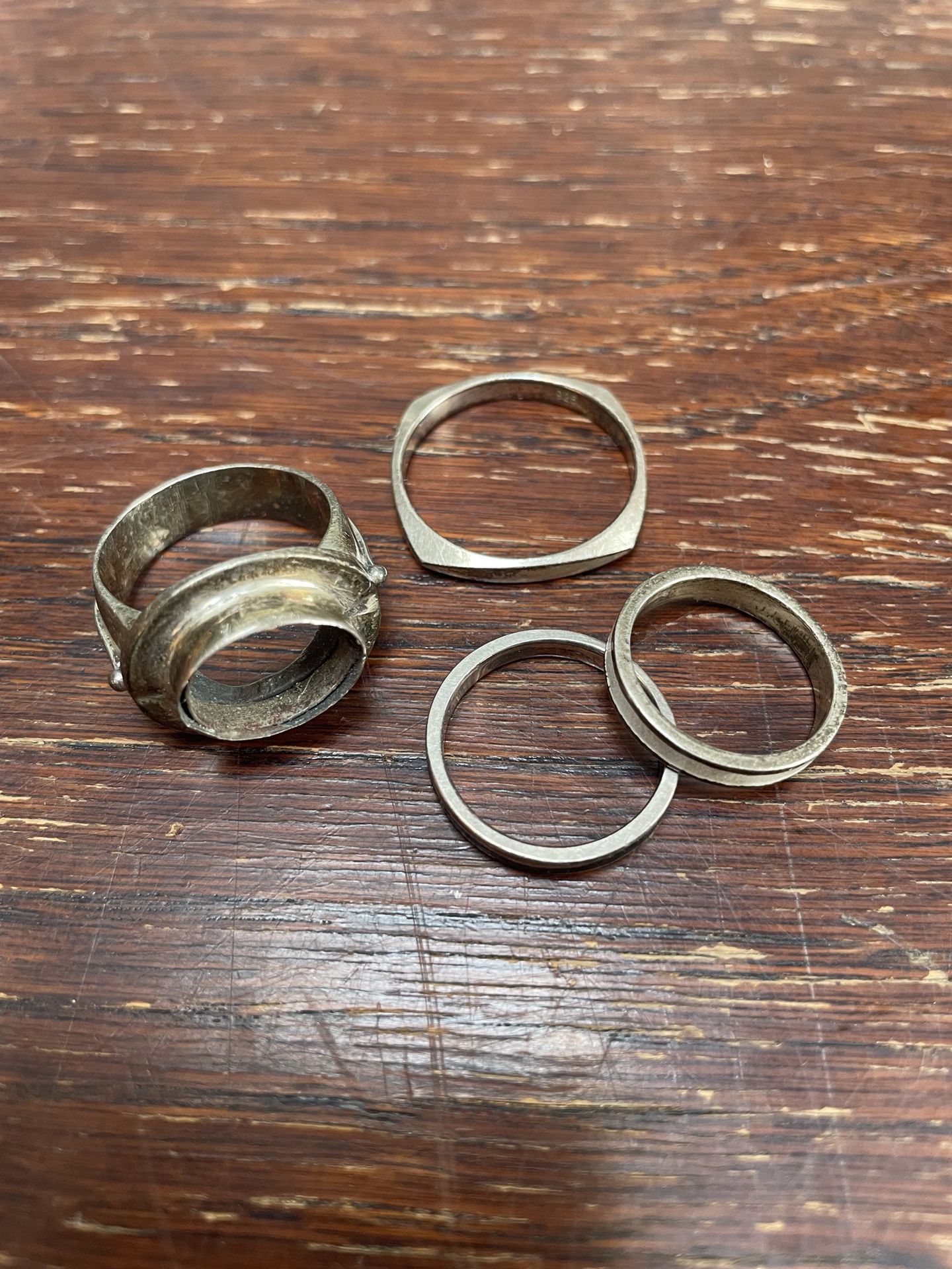 Null Lote en plata 800 y 925°/°° de 4 anillos, dos esmaltados
P.B. 16,96 g