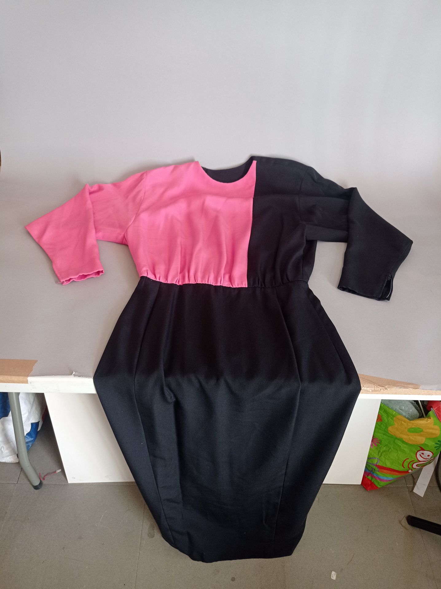 CHRISTIAN DIOR PARIS 粉红色和黑色的连衣裙，扣背