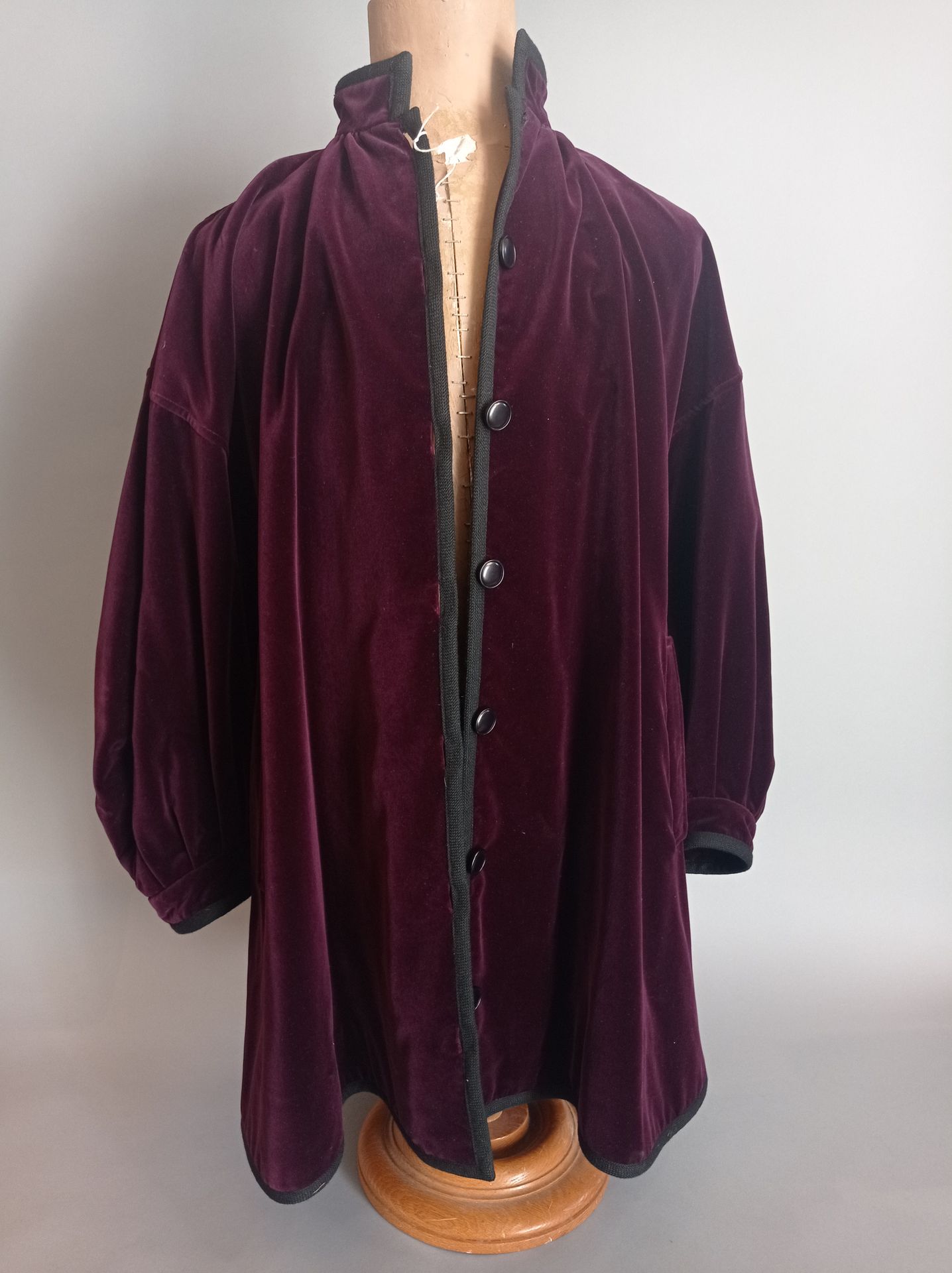 SAINT LAURENT Rive Gauche 紫色天鹅绒外套
尺寸38