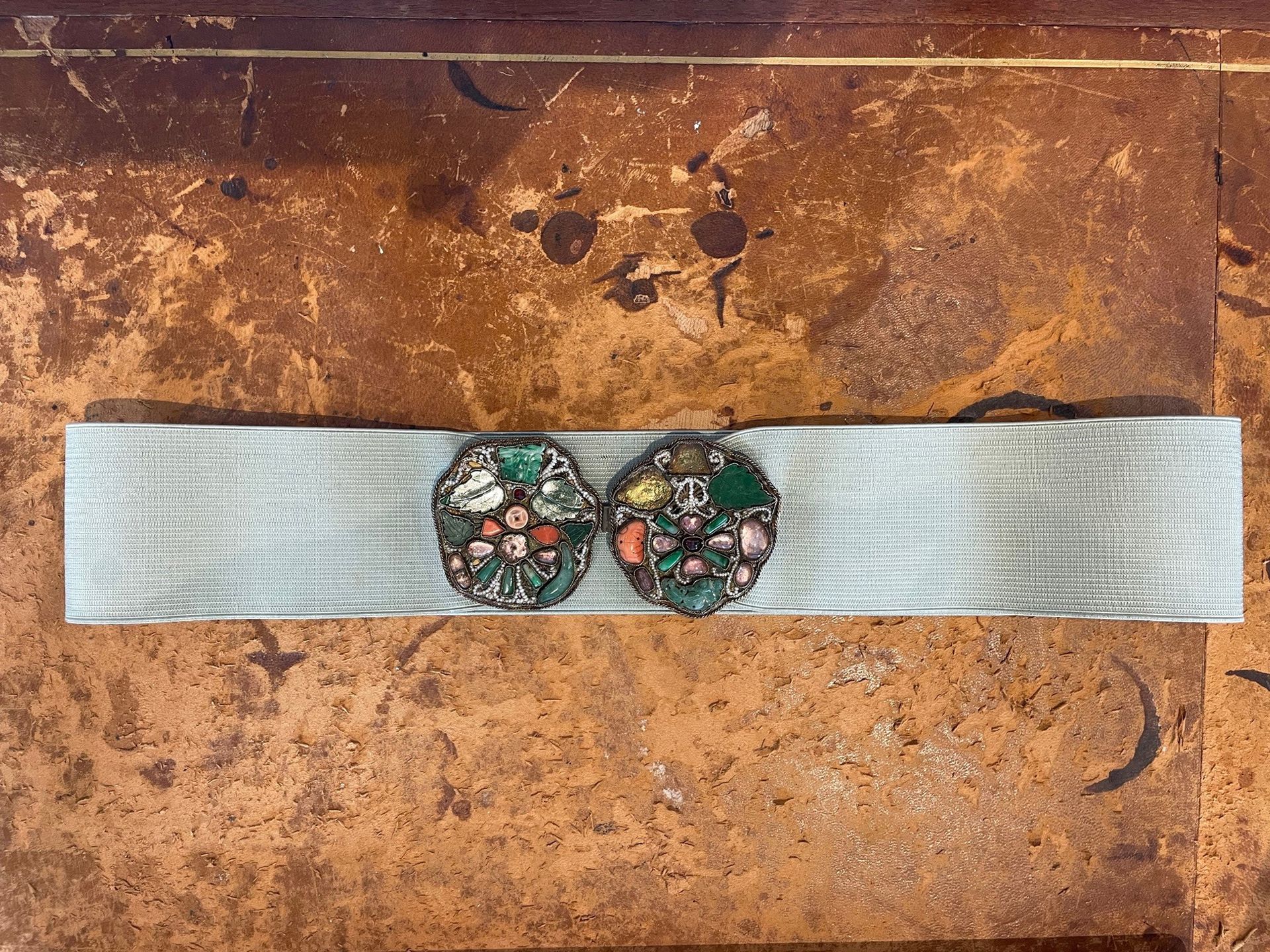 Null 腰带
镂空金质金属扣，镶有彩色宝石