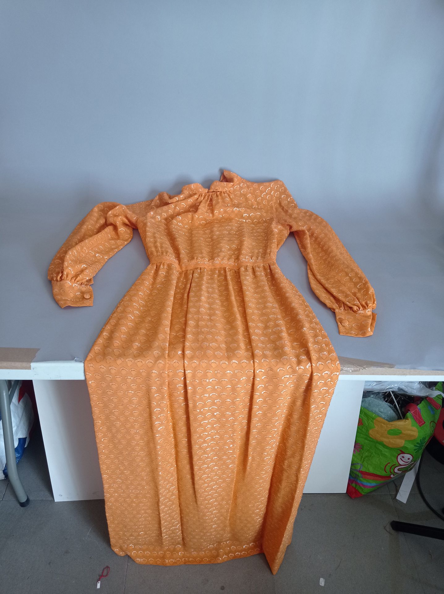 DIOR Boutique 橙色连衣裙，银色风格化图案