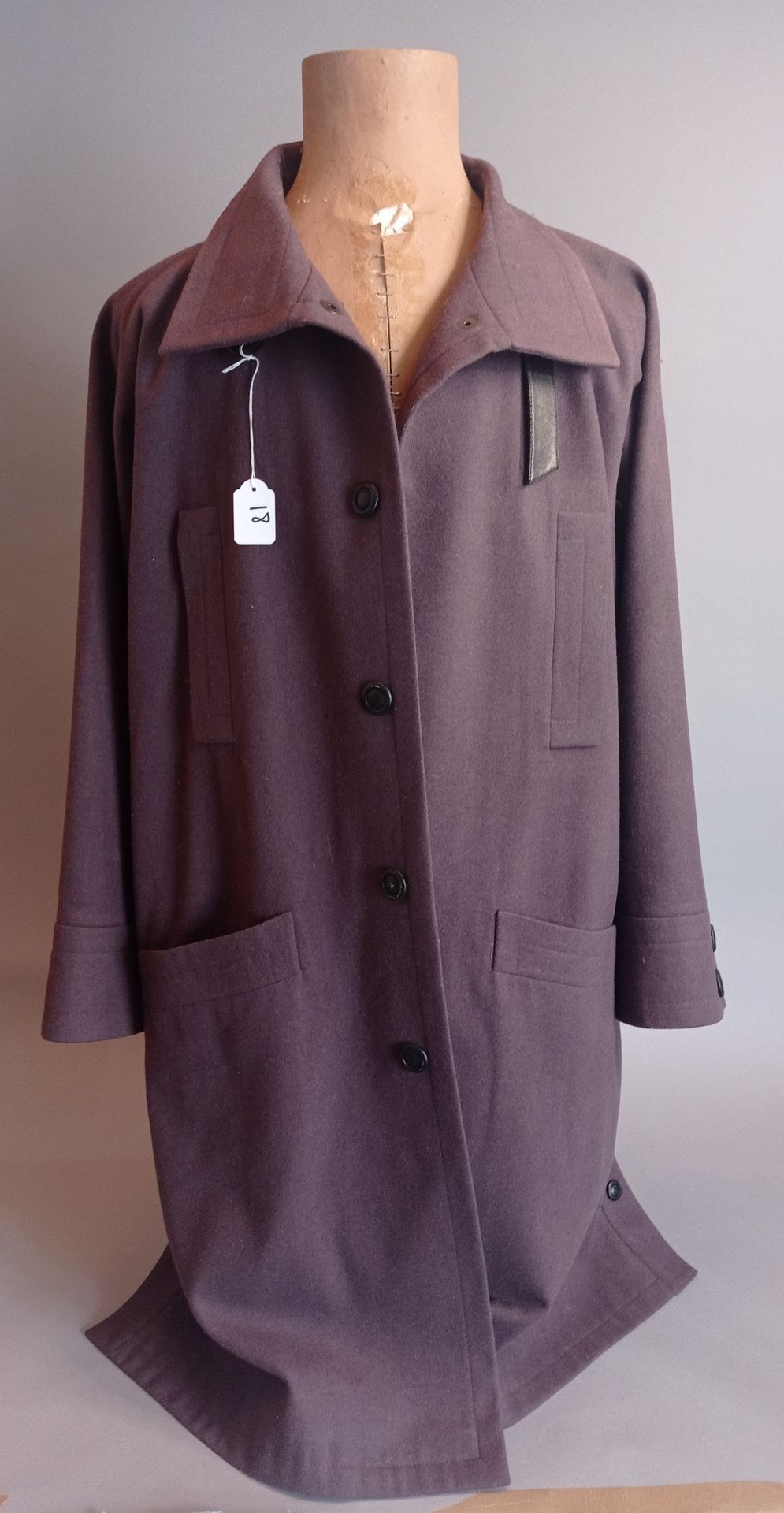 PIERRE CARDIN 紫色羊毛大衣，纽扣和皮革标签
尺寸40