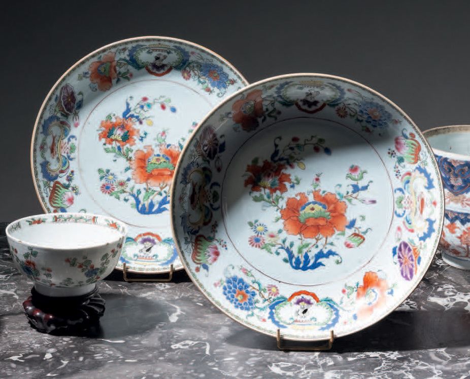 CHINE 两只圆形瓷碗，有法米勒珐琅彩（
Pompadour）、花和鸟的多色装饰
18世纪，乾隆时期（1736-1795）
长25厘米