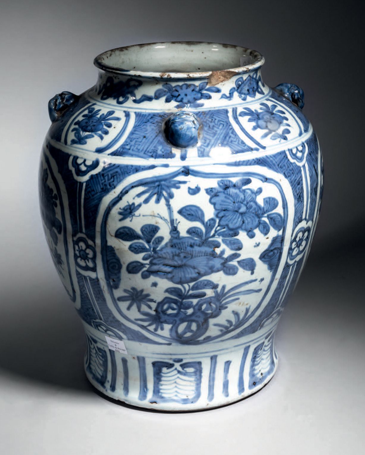 CHINE 瓷器花瓶，呈柱状，颈部有四圈装饰，蓝色格子背景上有蓝色单色的花纹装饰。
17世纪。
高31厘米。
颈部有伤痕。