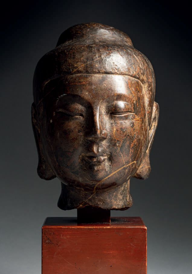CHINE - Dynastie SUI (581 - 618) 棕色石灰岩佛头，半闭着眼睛，眉毛呈弧形，微微笑着，头饰上有乌斯尼沙。
高16厘米
出处：前乔治&hellip;
