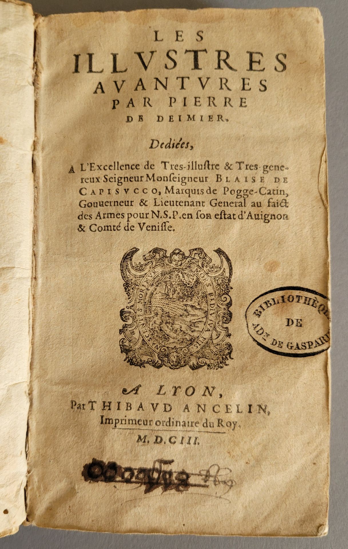 DEIMIER (Pierre de). Ɵ Les Illustres avantures.里昂，蒂博-安塞林，1603年。12开本，软质牛皮纸（时期装订）。&hellip;