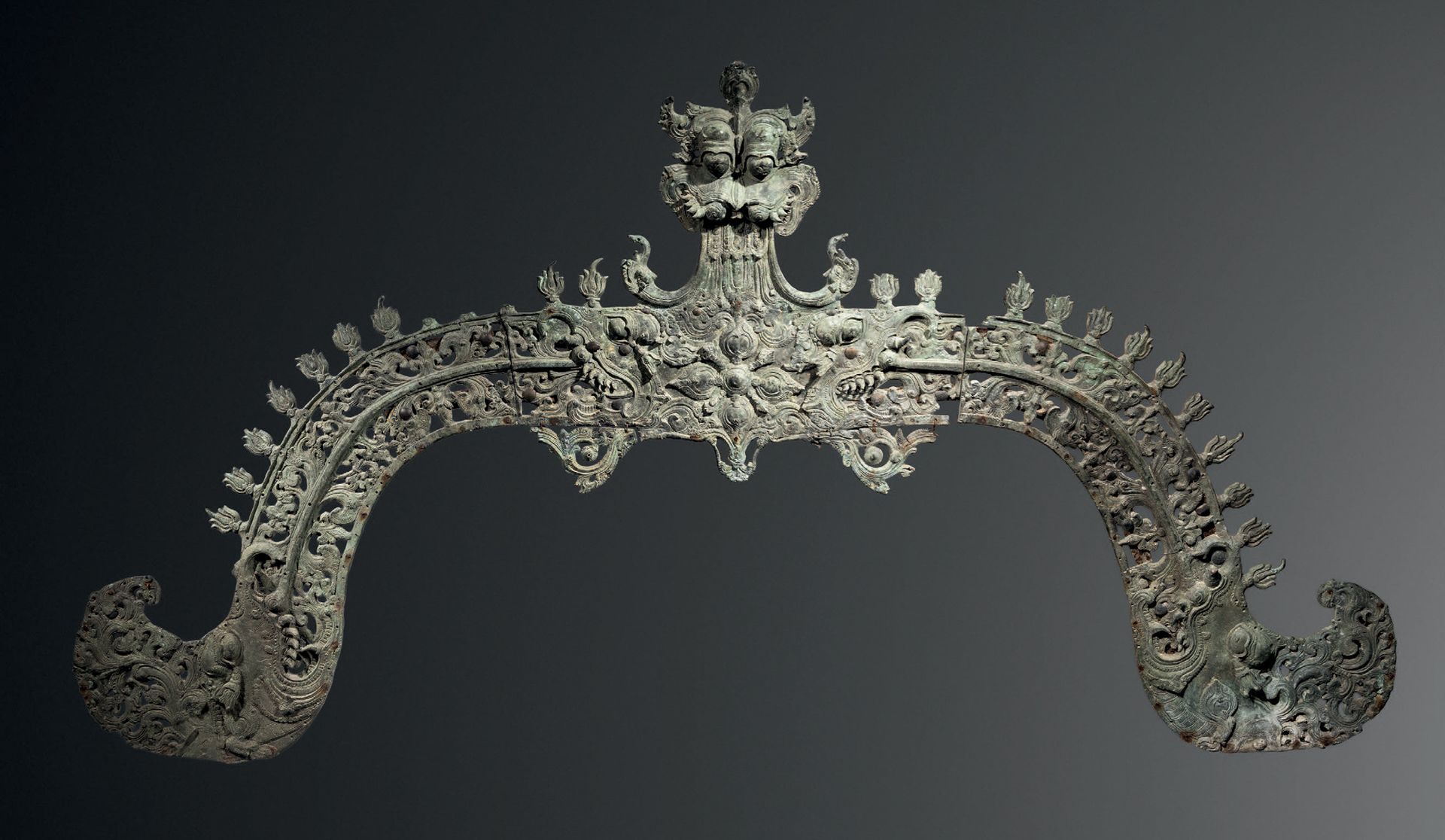 Null 南印度Prabhamandala的上部，19世纪，长200厘米。铜合金
在一个镂空的篮子把手的形式中，prabhamandala的顶部有一个kirti&hellip;