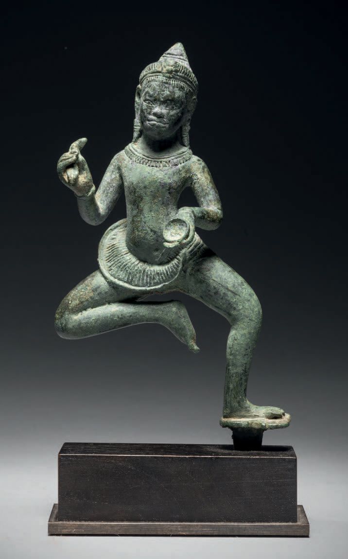 Null 跳舞的达基尼，柬埔寨，巴戎风格 13世纪 高11.4厘米。铜合金
她靠在左腿上，右腿以跳舞的姿态弯曲，右手挥舞着一把菜刀，左手拿着一个杯子。脸部表情非&hellip;