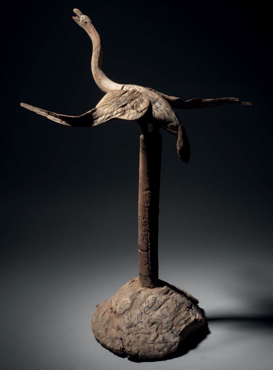 Null 仙鹤，中国东汉时期（公元前206年-公元220年），甘肃，武威地区
H.58.5厘米。木材（云杉），有多色的痕迹。
这只鸟准备起飞，张开翅膀，栖息在一&hellip;