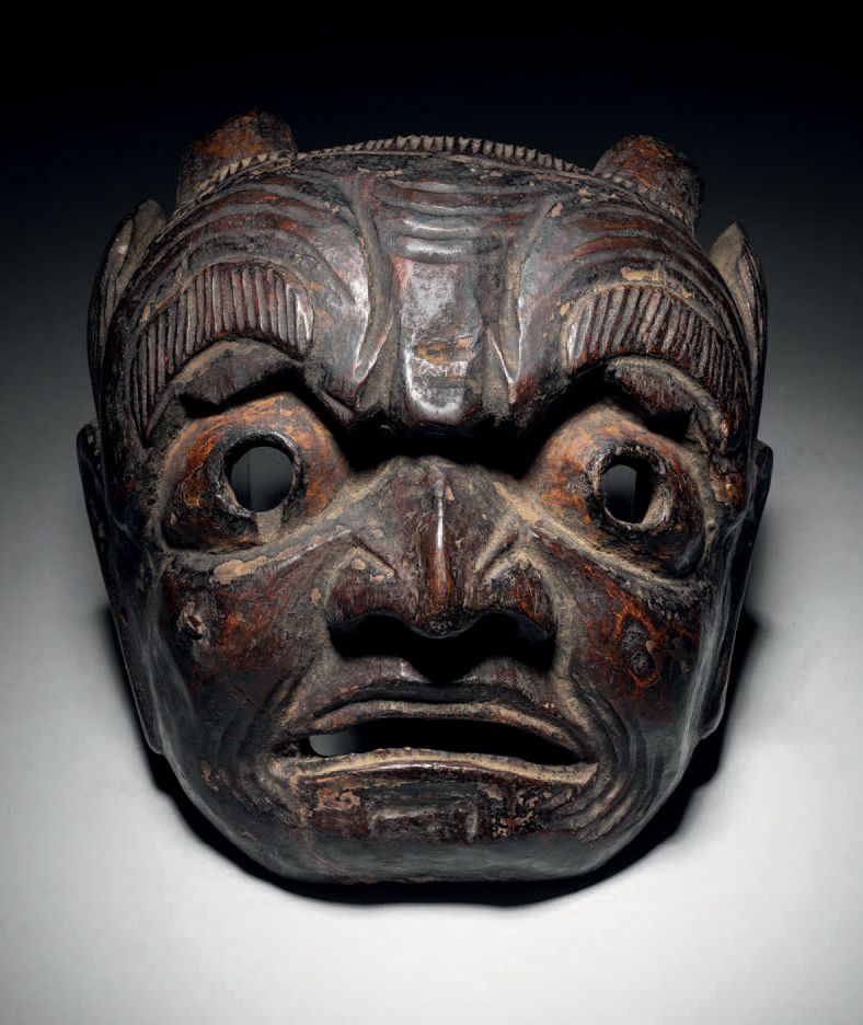 Null Kui xing.傩戏面具，贵州，中国
H.19厘米。烟熏黑下的多色木
凶狠的表情，皱起的眉毛，破损的鼻子，犄角，鼓起的眼睛，半张的嘴。

出处 :
&hellip;