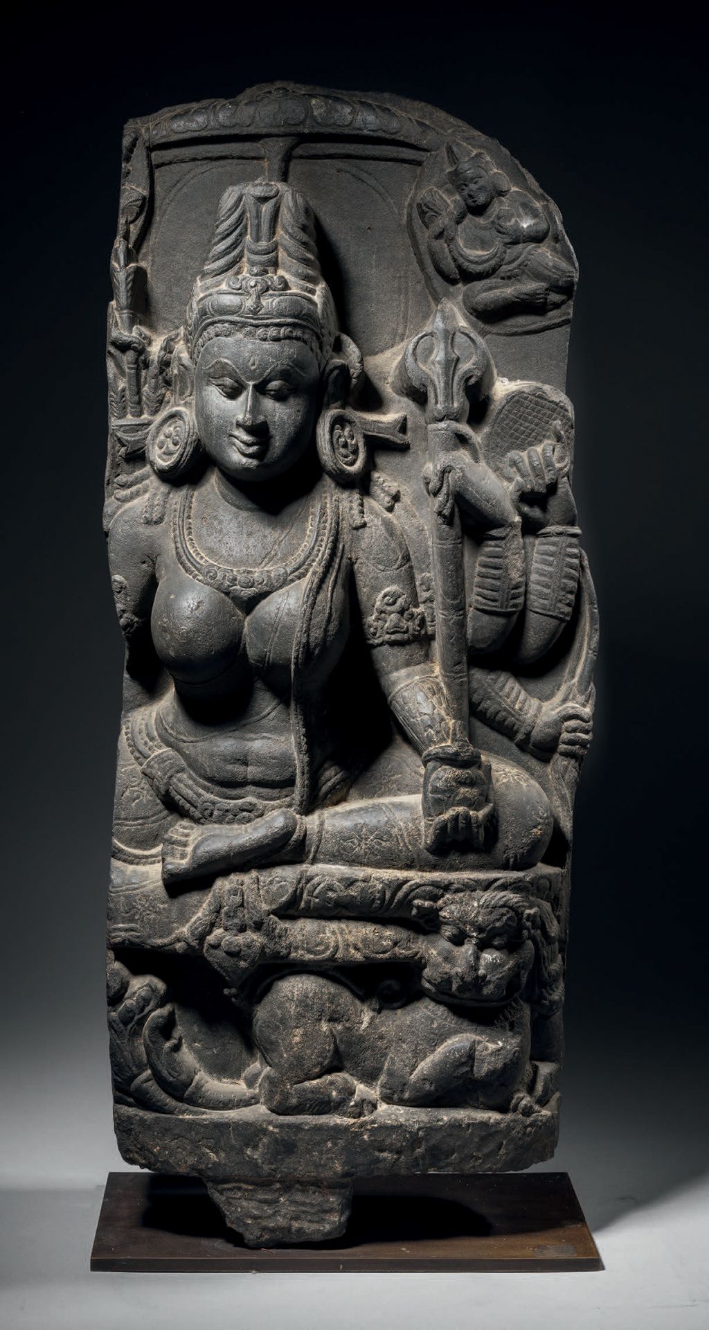 Null 杜尔加，印度比哈尔邦，帕拉-塞纳王朝，10-11世纪，高61.5厘米。黑石
女战士坐在一朵双莲上，庇护着她的交通工具--狮子。她的四只左臂握着弓、三叉&hellip;