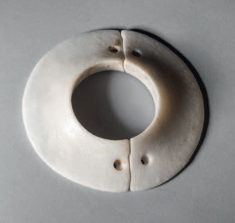 Null Armband, Thailand, Ban Chiang Kultur, ca. 2000 v. Chr. D. 12,9 cm. Stein
We&hellip;