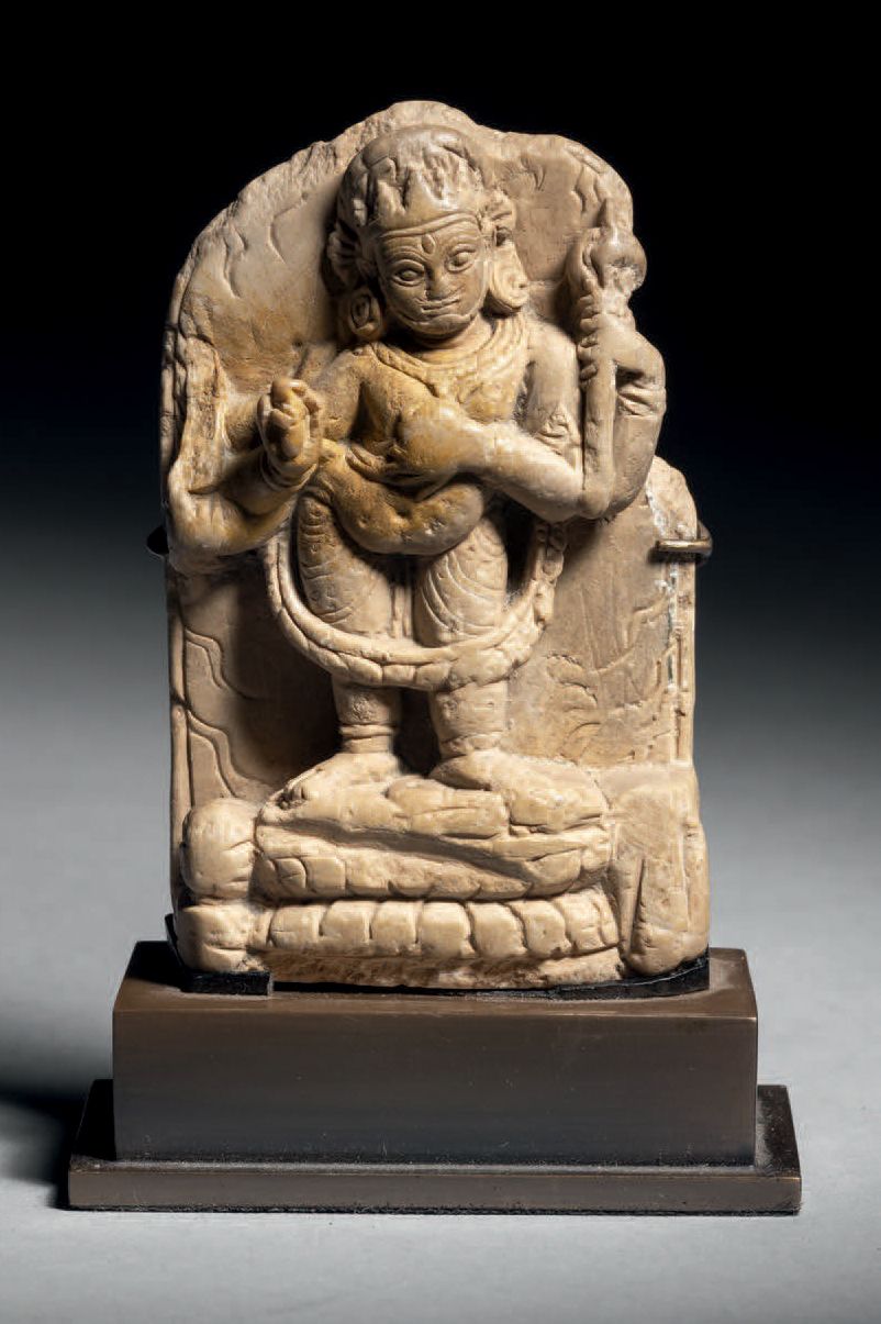 Null Bhairava，印度东北部，Pala-Sena王朝，12世纪，高7.3厘米。米色的石头
湿婆的愤怒形态站在一个莲花底座上，靠着火焰的光环。她戴着头饰&hellip;