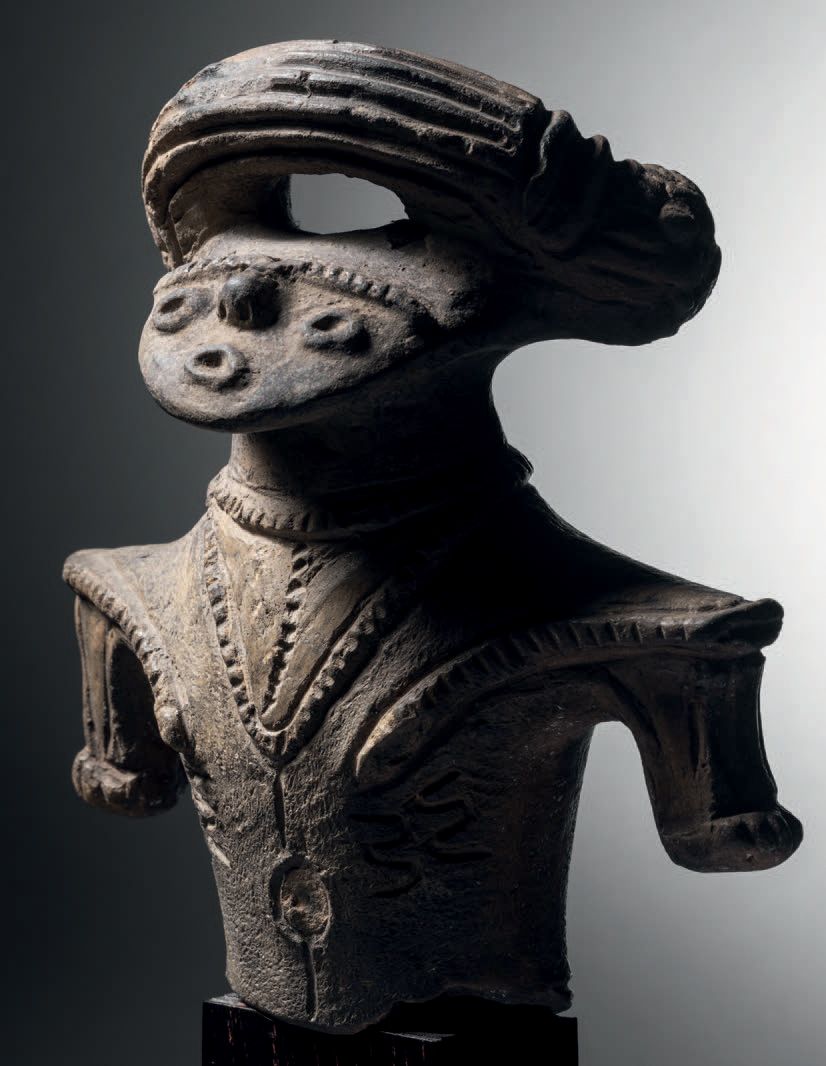 Null 道吾，日本，弥生时期（公元前2世纪至公元3世纪）。
H.13.5厘米。陶器
扁平的三角形头部，面向天空，眼睛和圆嘴。这个罕见的弥生时期的雕塑有一个特殊&hellip;