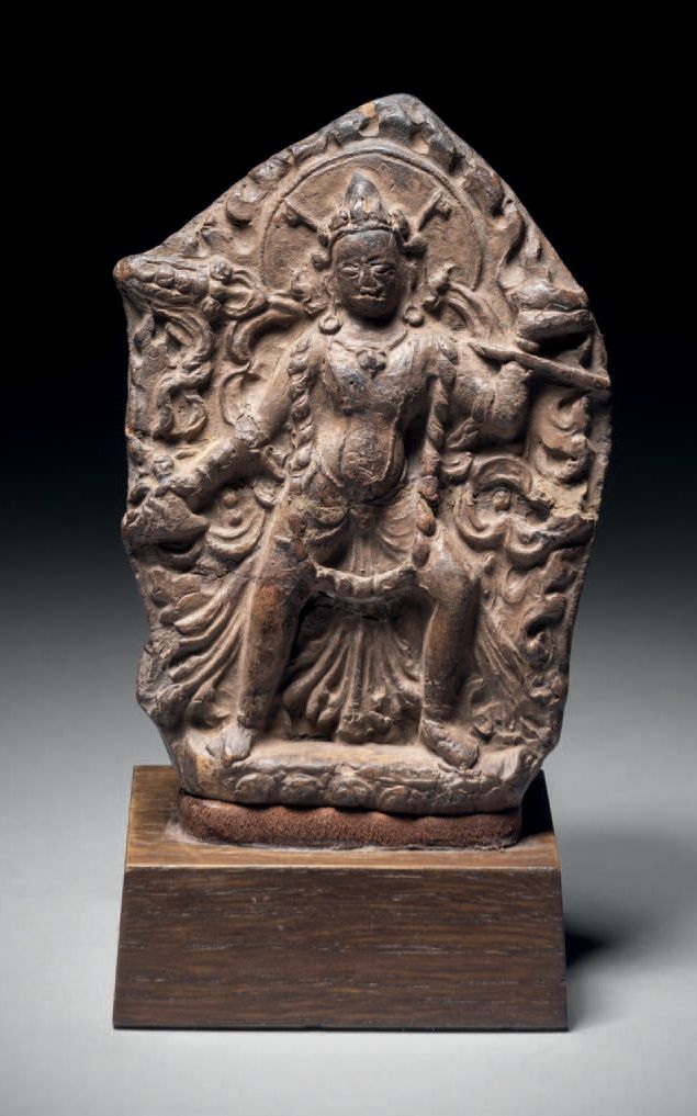 Null Sarvabuddha Dakini，西藏，18-19世纪，高10.4厘米。未经烘烤的粘土
倚靠着火焰的光环，达基尼左手挥舞着一把卡帕拉，与头同高，右&hellip;