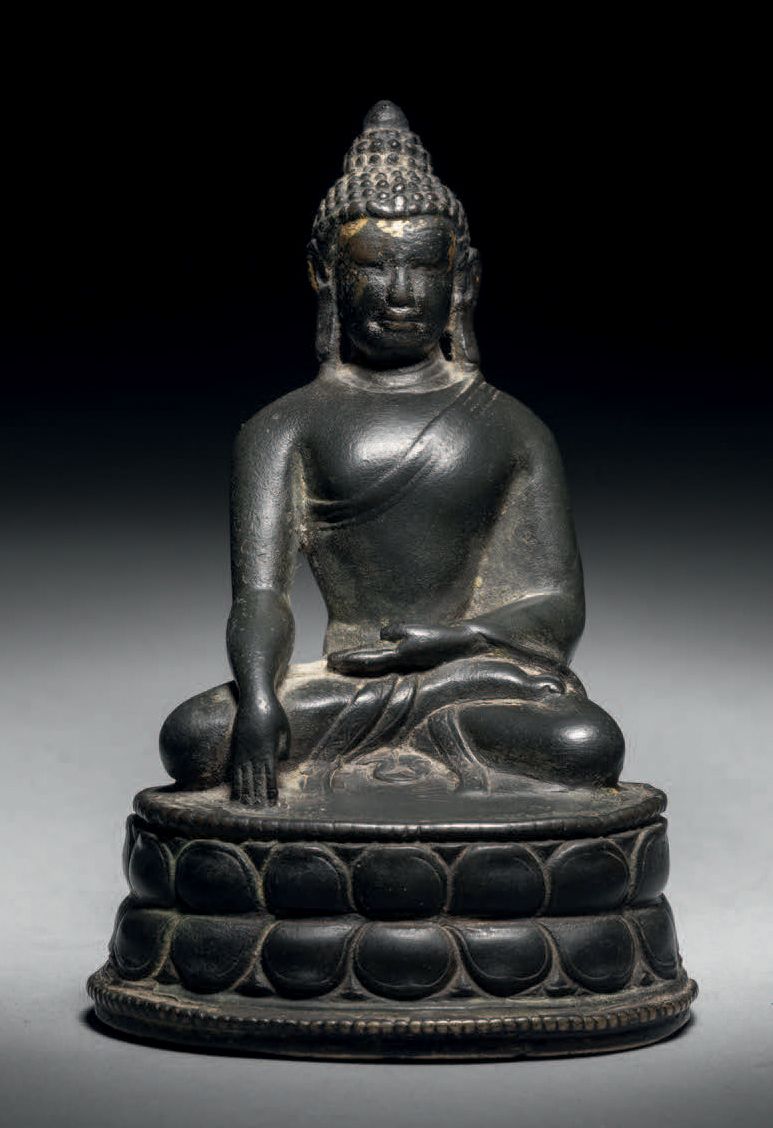 Null 坐佛，西藏，约13世纪，高10厘米。铜合金
坐在双层莲花状底座上，右手做取土的手势，作为见证。脸部表情安详，眼睛半闭，嘴唇合拢，耳垂拉长。 头饰以颅骨&hellip;
