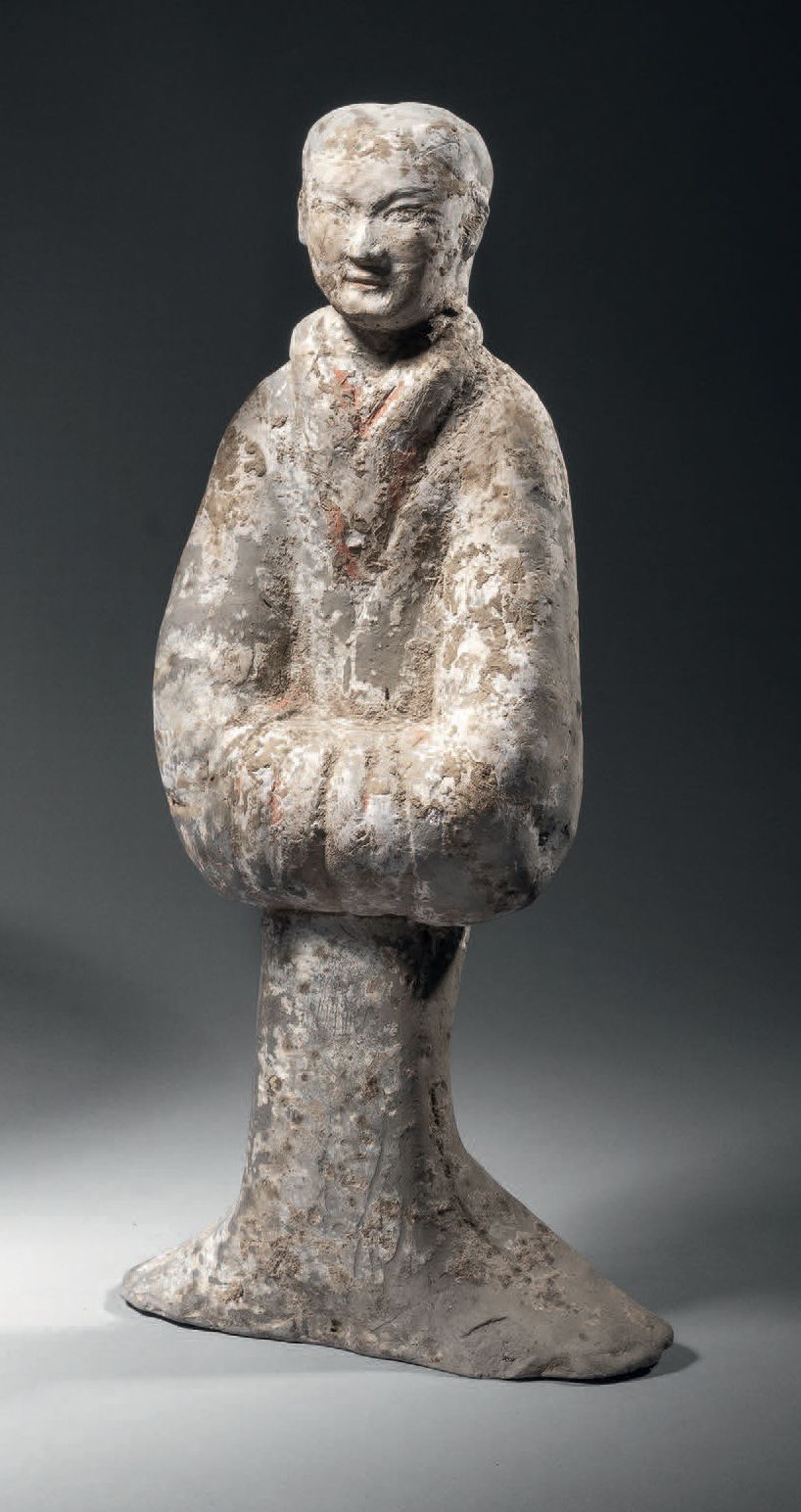 Null 宫女，中国，汉代（公元前3世纪-公元3世纪）
H.34厘米。陶器，有颜料的痕迹
长而优雅，女士站立着，穿着一件笼罩全身的衣服，包括她的脚和手。